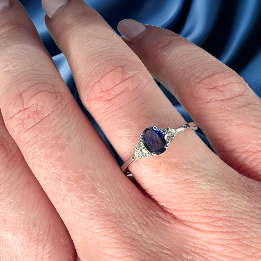 ANELLO IN ORO CON ZAFFIRO E DIAMANTI