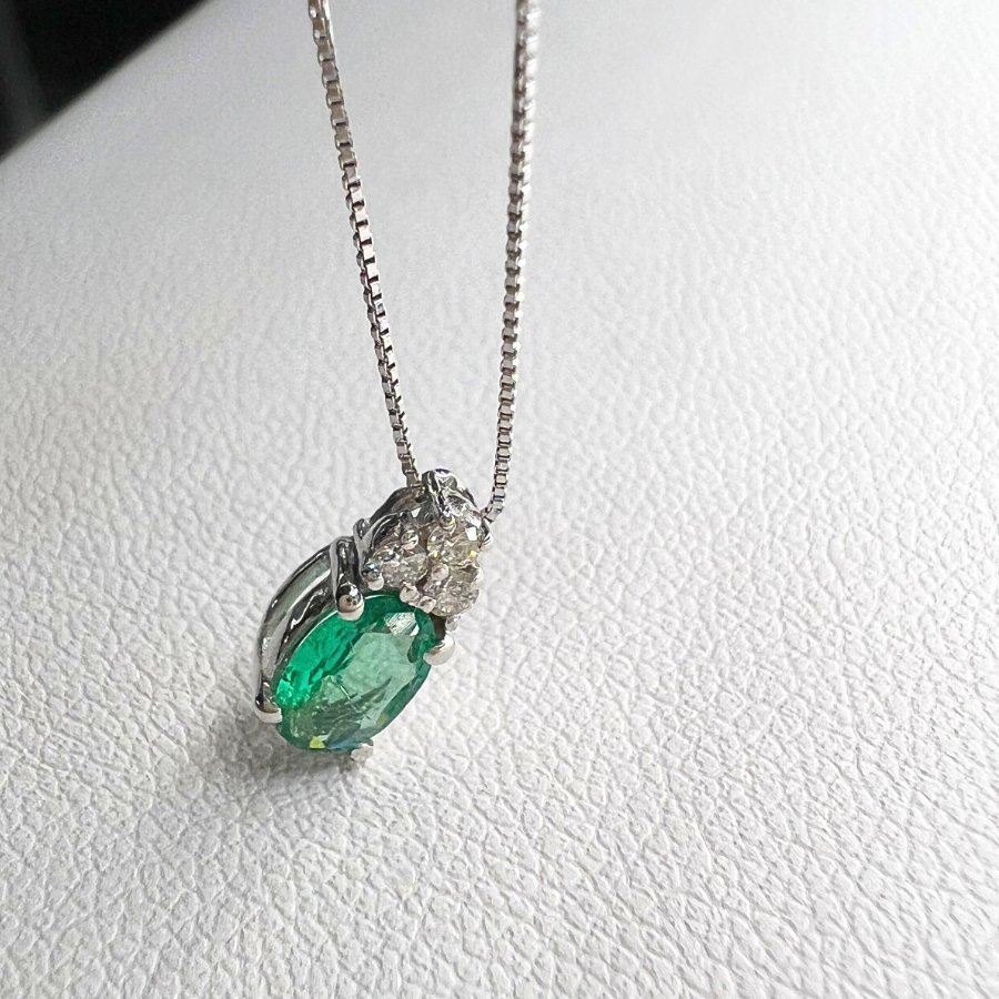 COLLANA IN ORO CON PENDENTE DI DIAMANTI E SMERALDO Pe44