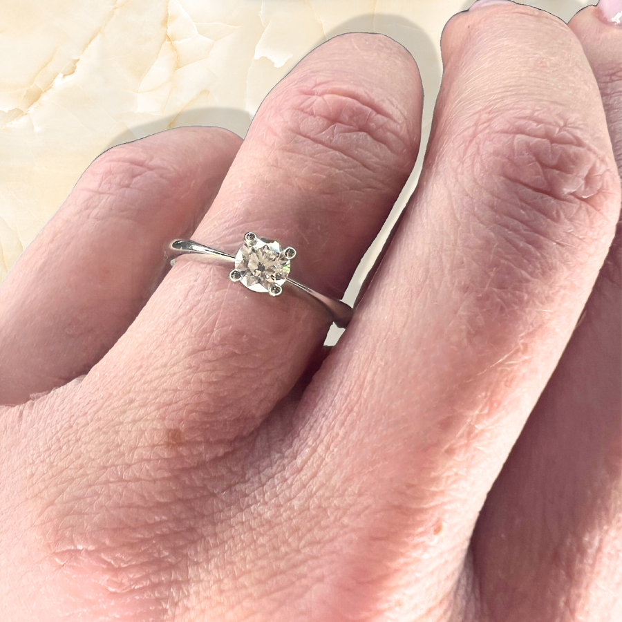 ANELLO SOLITARIO IN ORO BIANCO CON DIAMANTE 1E41