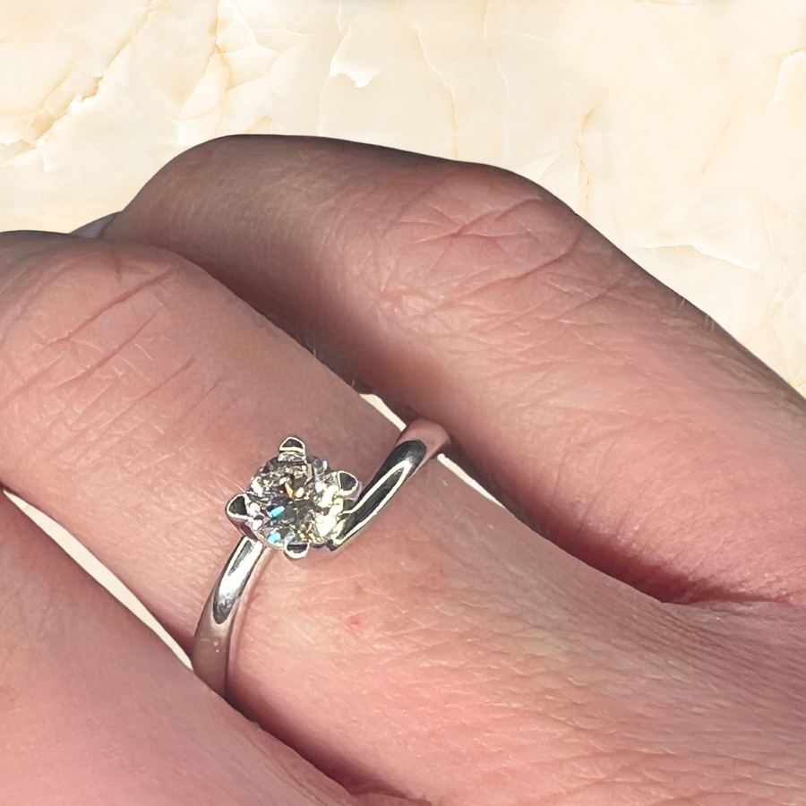 ANELLO SOLITARIO IN ORO BIANCO CON DIAMANTE 7E0