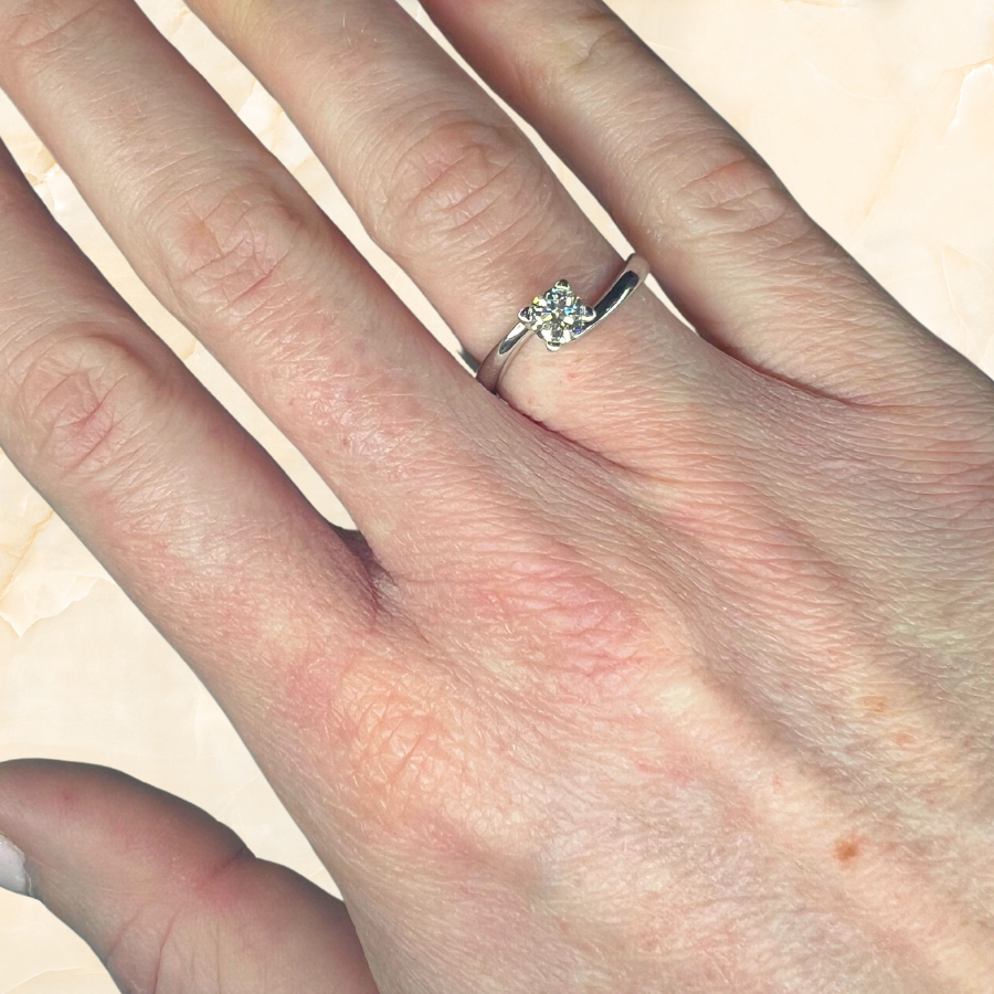 ANELLO SOLITARIO IN ORO BIANCO CON DIAMANTE 7E0