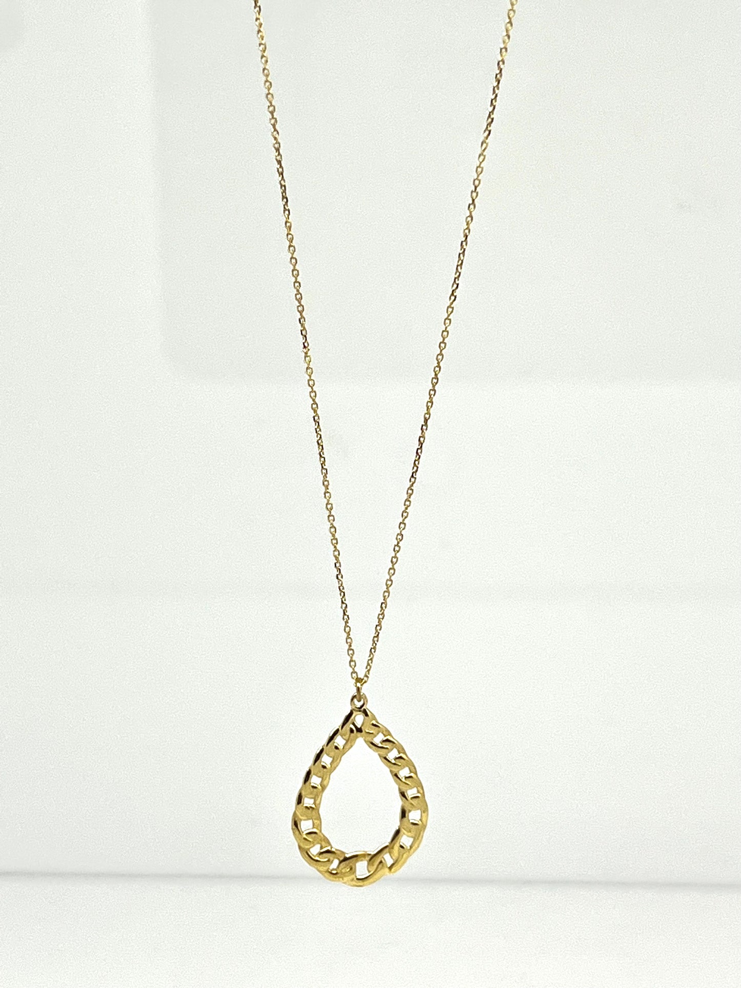 COLLANA IN ORO GIALLO CON CIONDOLO A GOCCIA