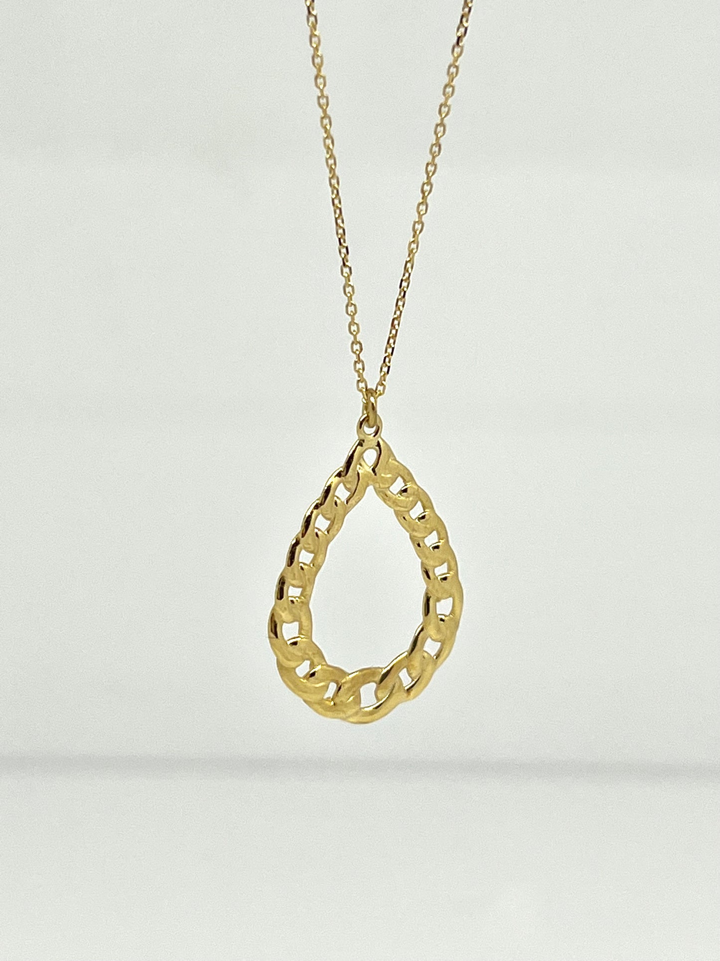 COLLANA IN ORO GIALLO CON CIONDOLO A GOCCIA
