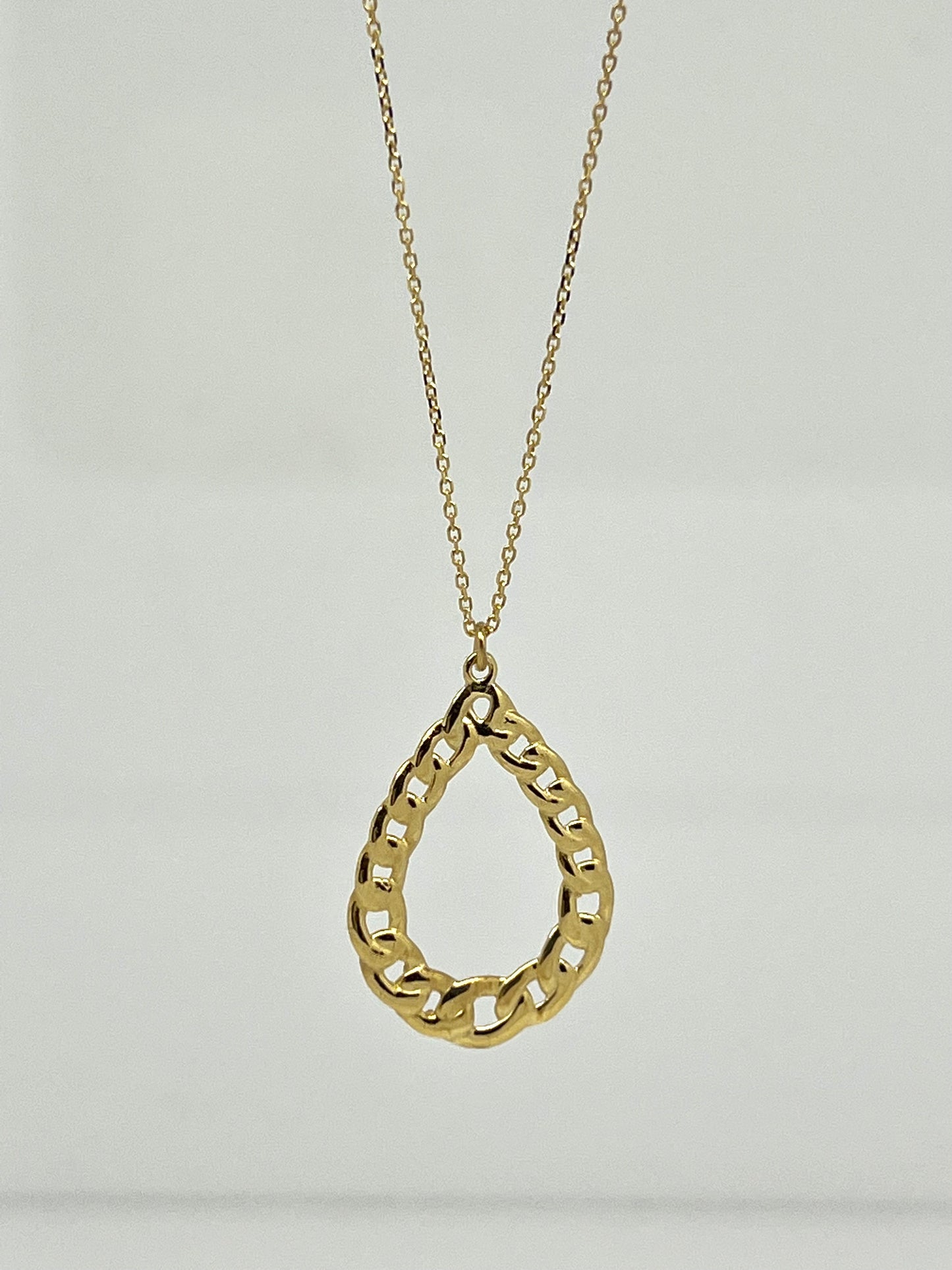 COLLANA IN ORO GIALLO CON CIONDOLO A GOCCIA