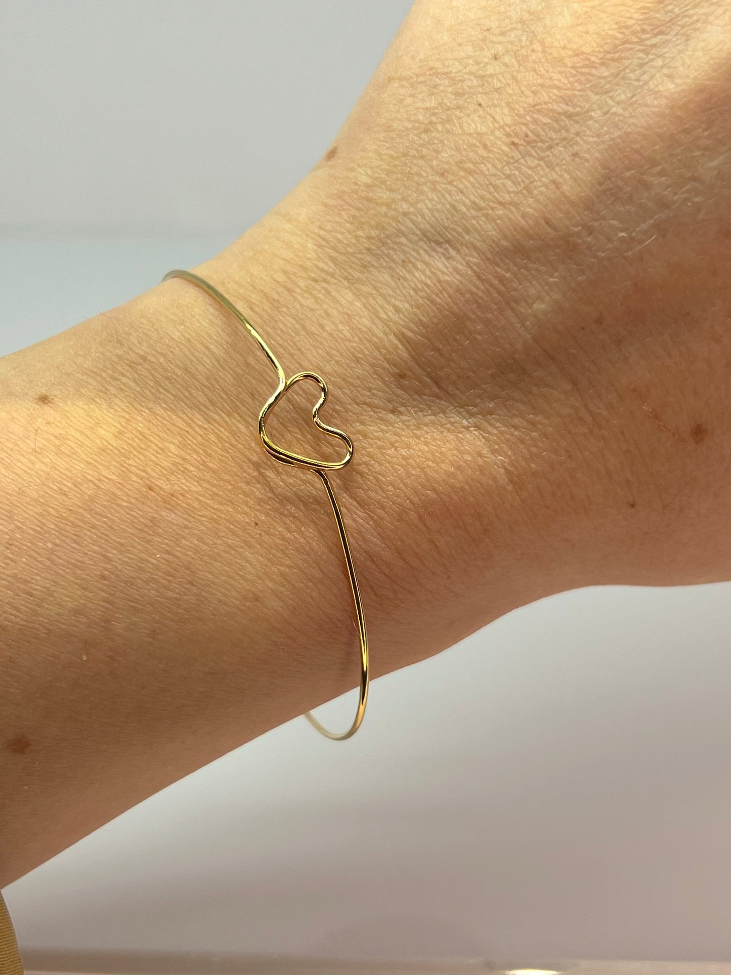 BRACCIALE RIGIDO IN ORO CON CUORE