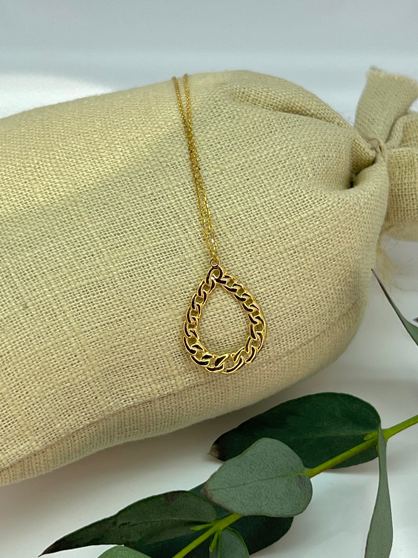 COLLANA IN ORO GIALLO CON CIONDOLO A GOCCIA