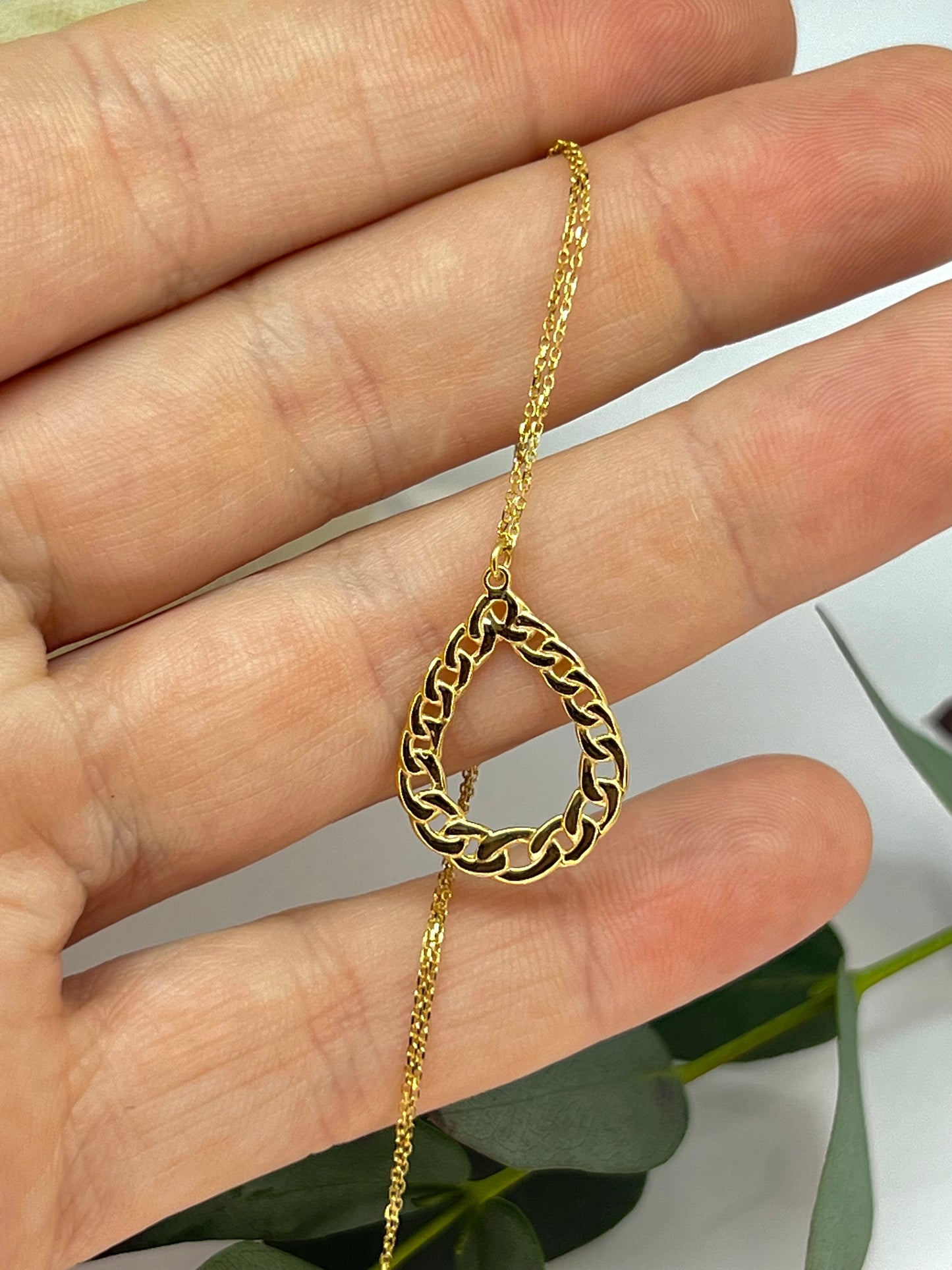 COLLANA IN ORO GIALLO CON CIONDOLO A GOCCIA
