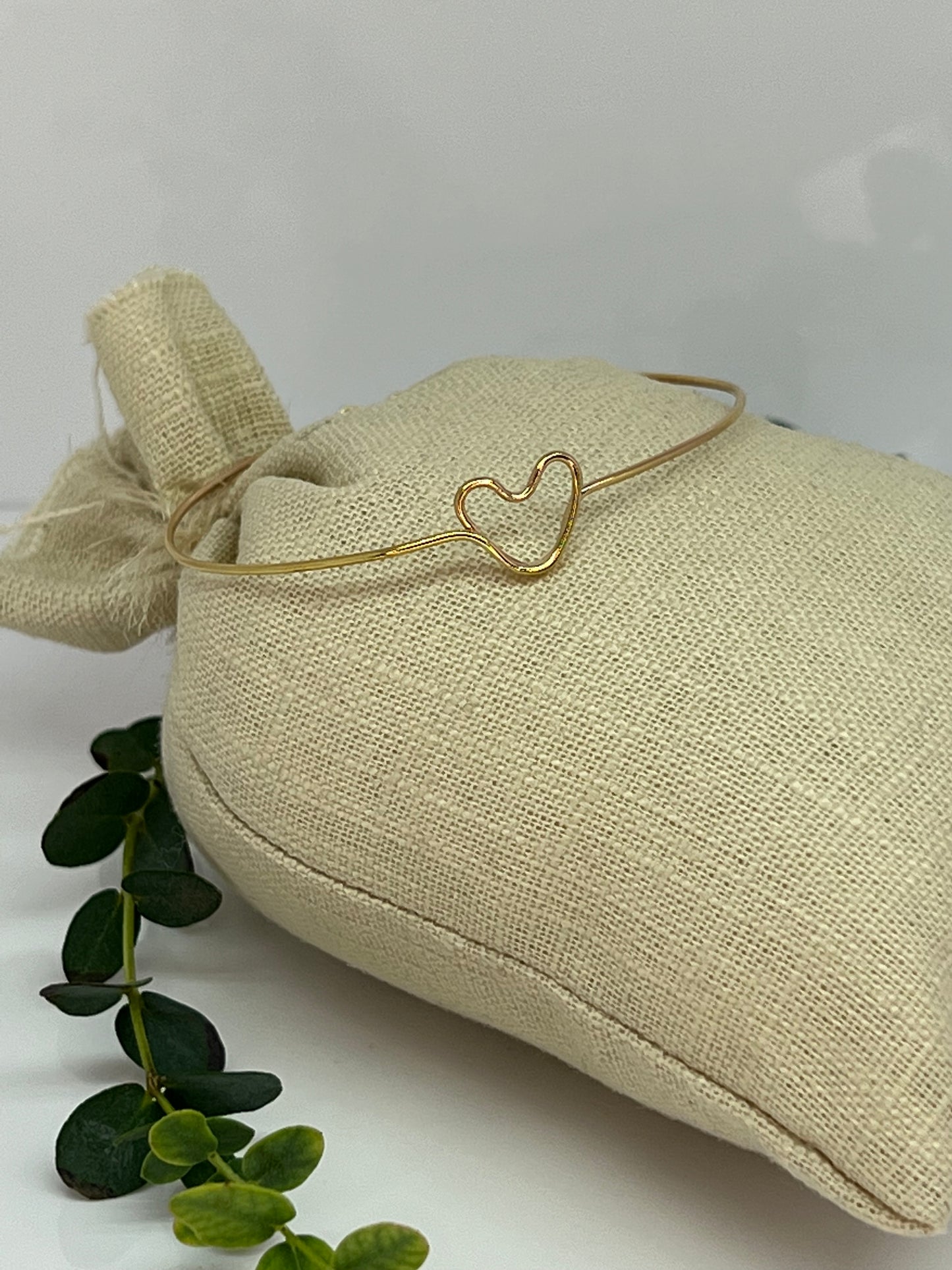 BRACCIALE RIGIDO IN ORO CON CUORE