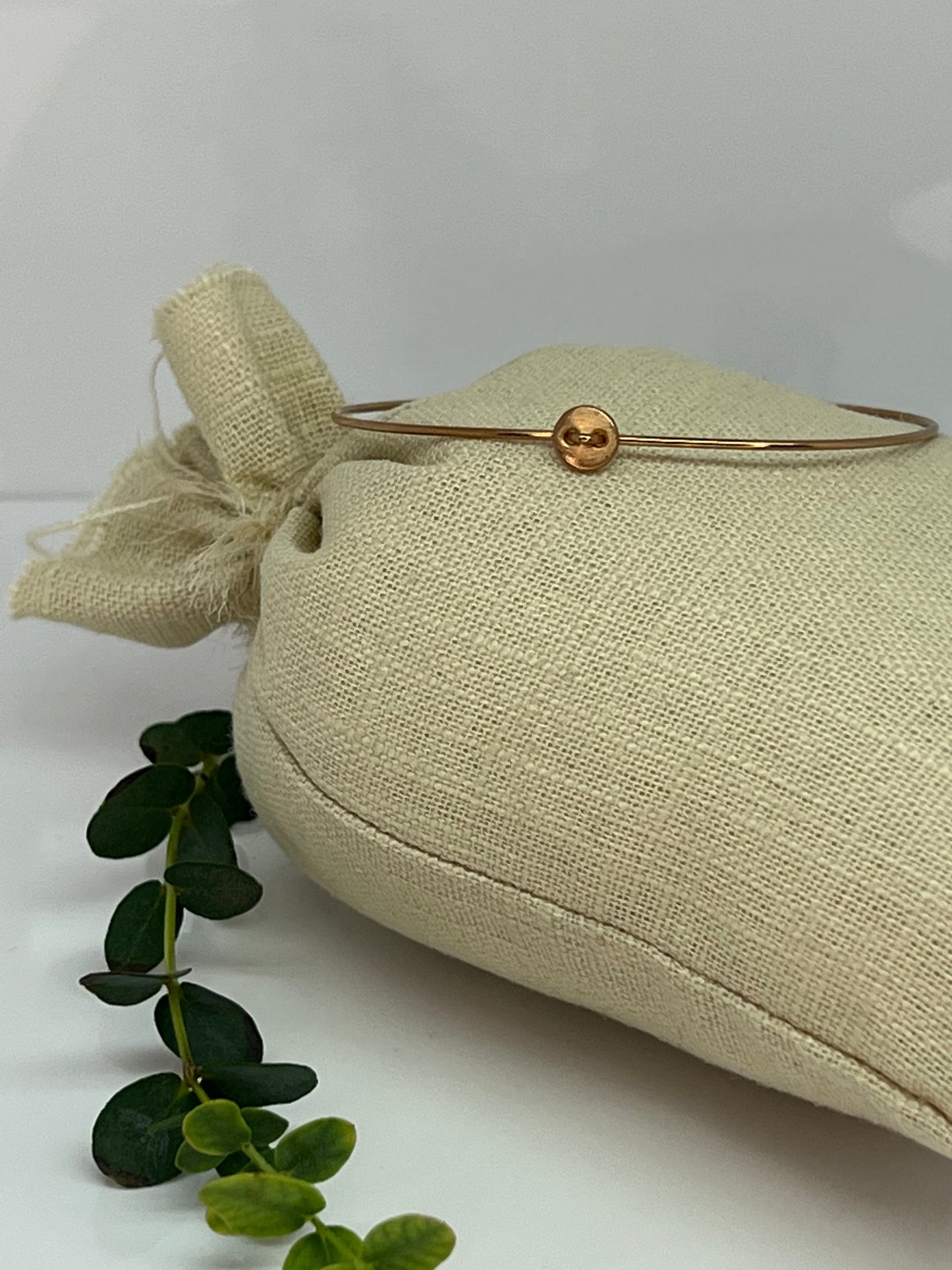 BRACCIALE RIGIDO IN ORO CON BOTTONE