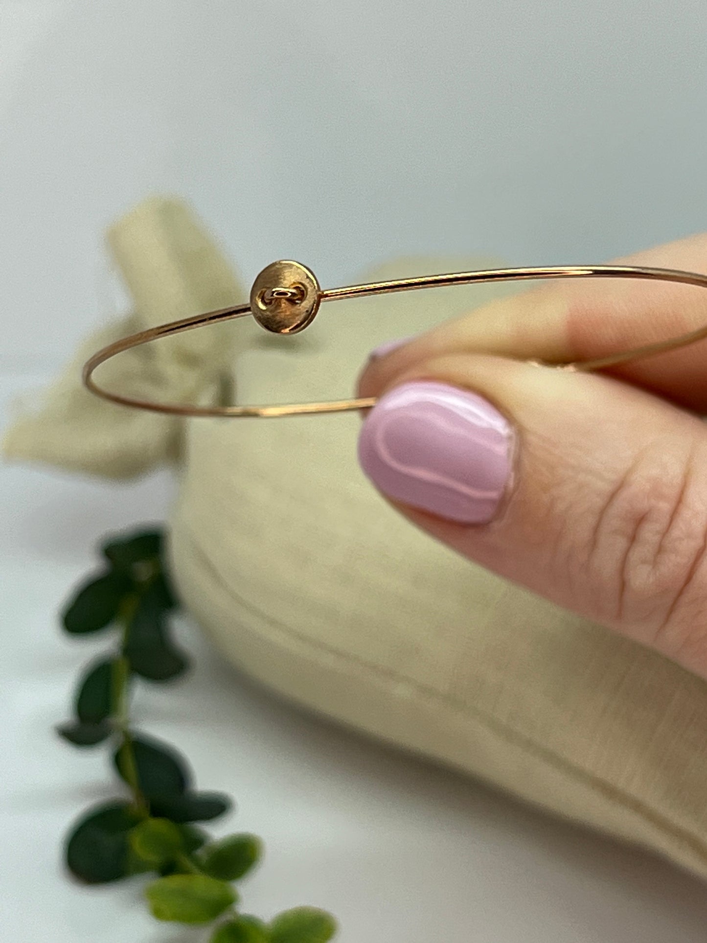 BRACCIALE RIGIDO IN ORO CON BOTTONE