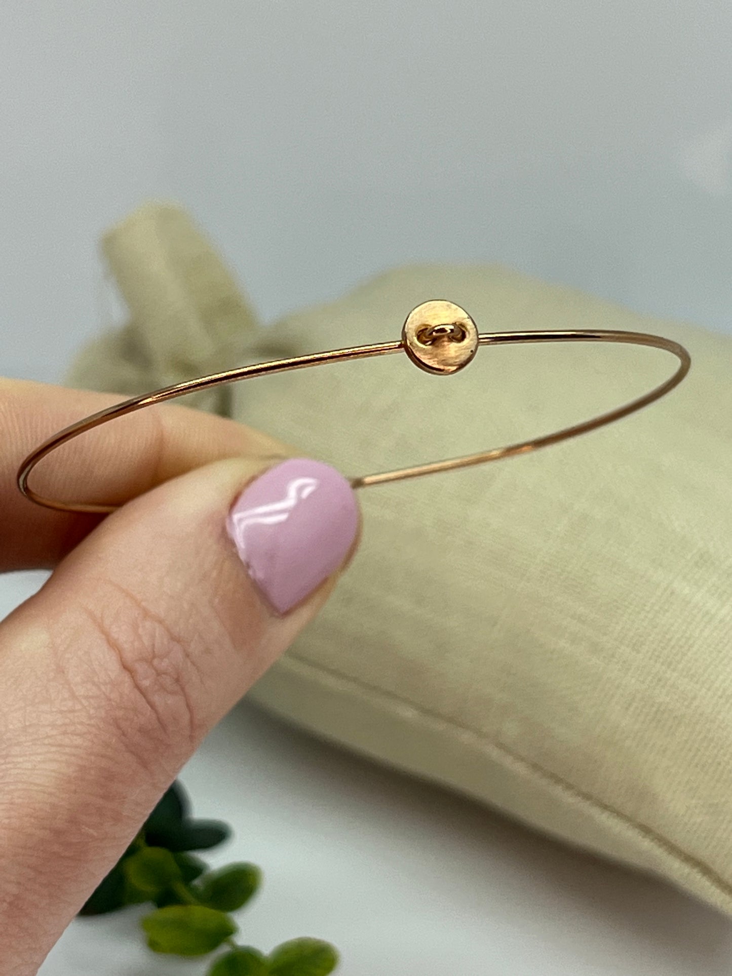 BRACCIALE RIGIDO IN ORO CON BOTTONE