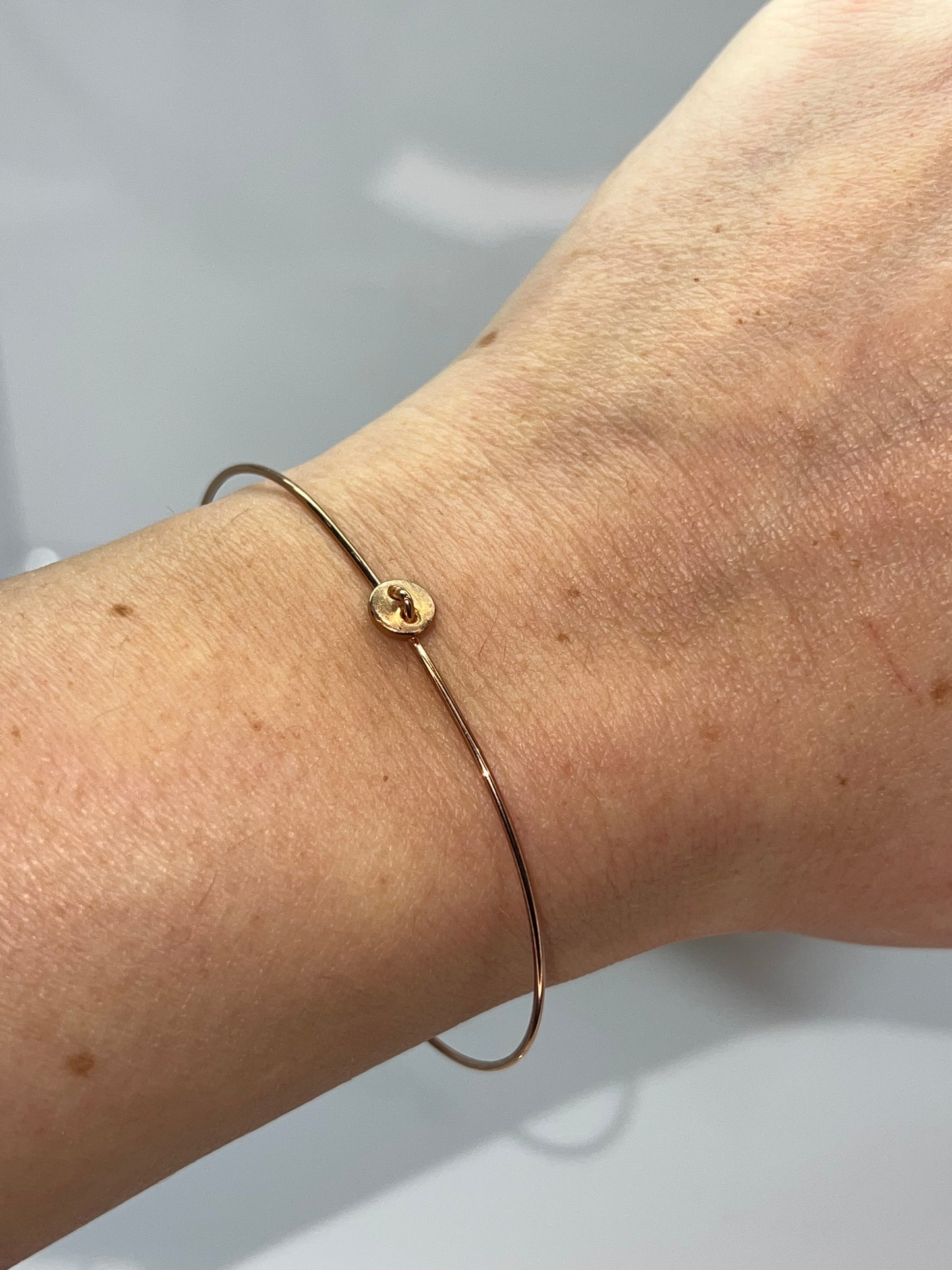 BRACCIALE RIGIDO IN ORO CON BOTTONE
