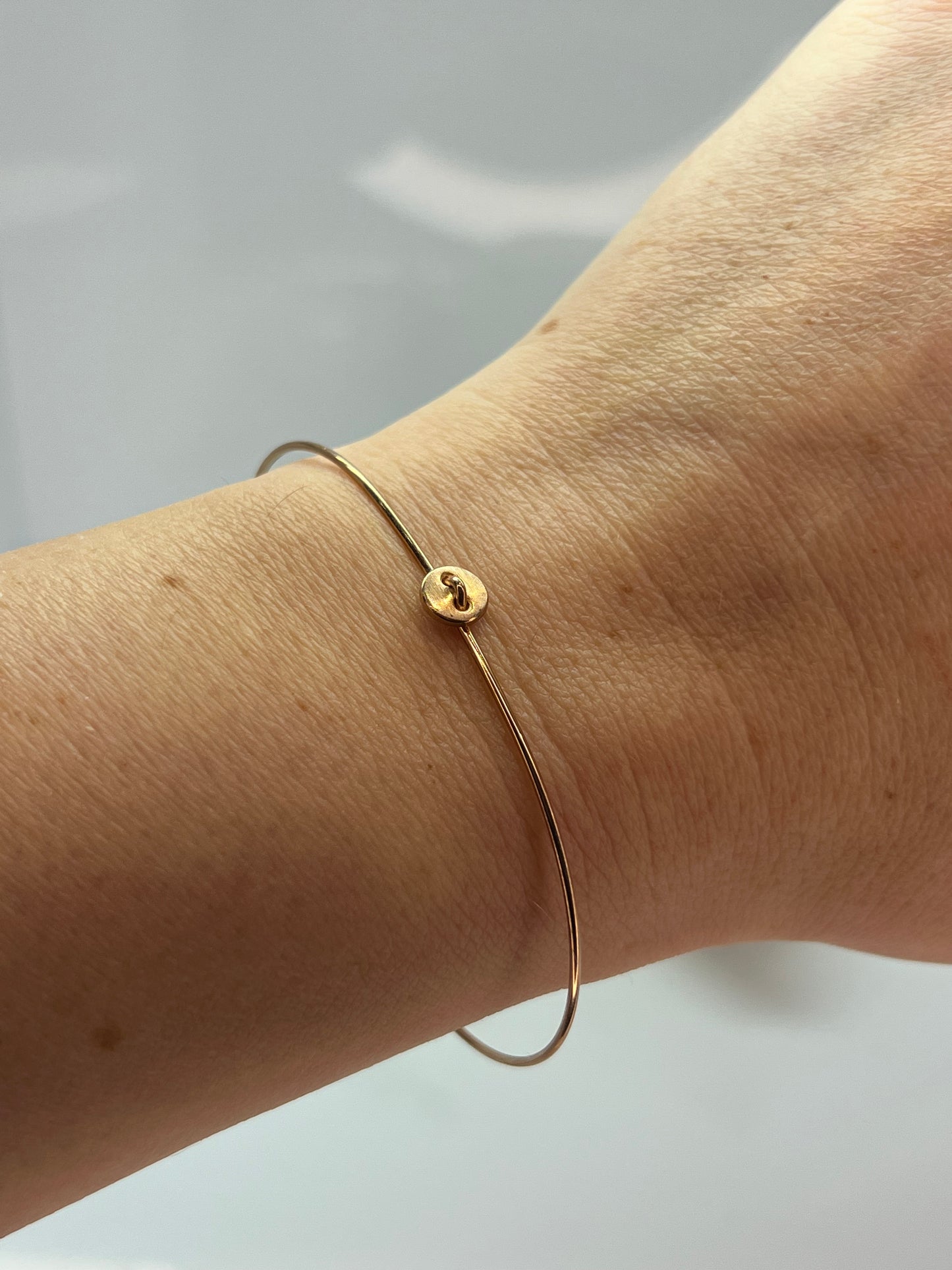 BRACCIALE RIGIDO IN ORO CON BOTTONE