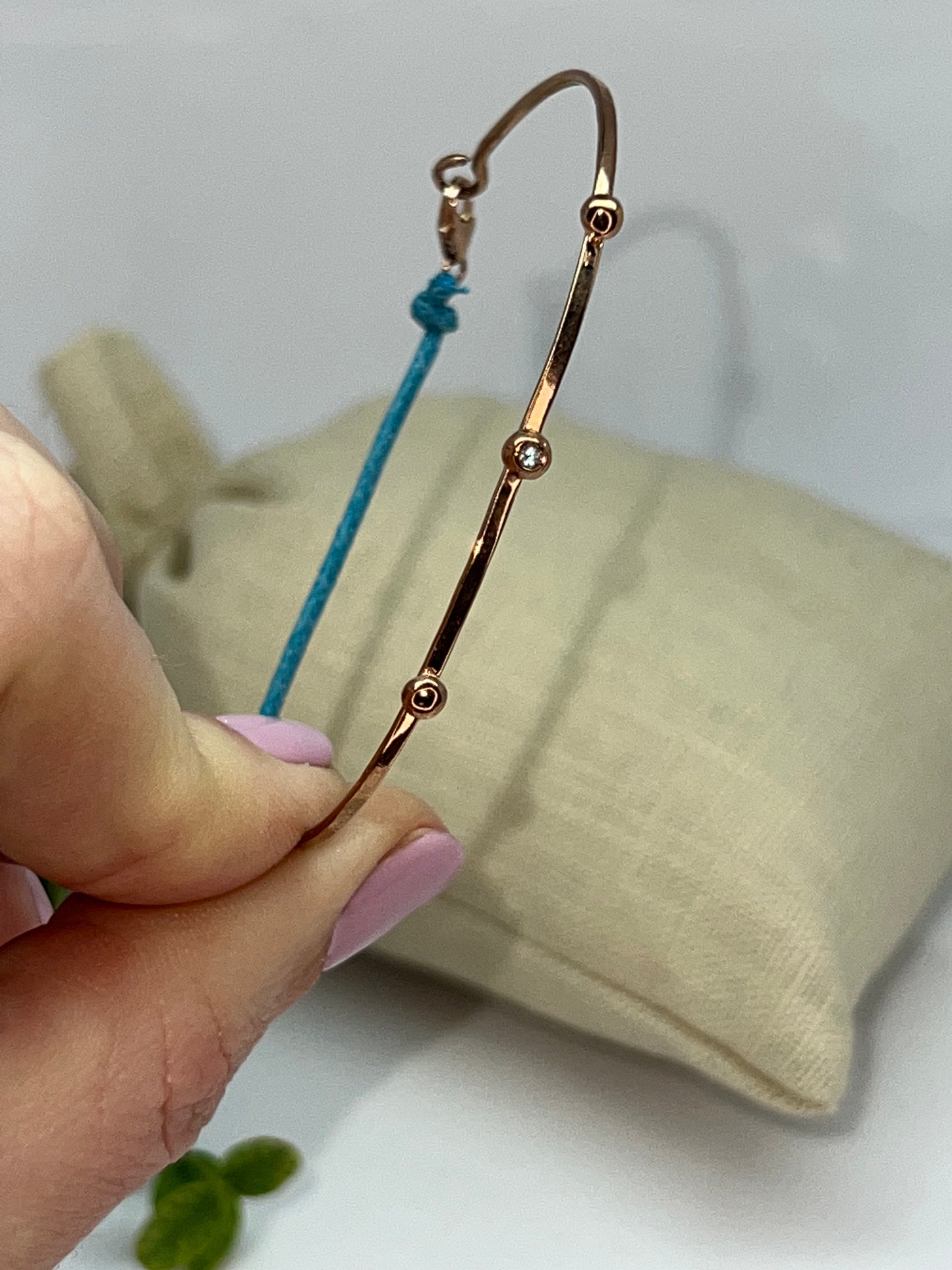 BRACCIALE IN ORO RIGIDO CON LACCETTO DI STOFFA E ZIRCONCINO AZZURRO