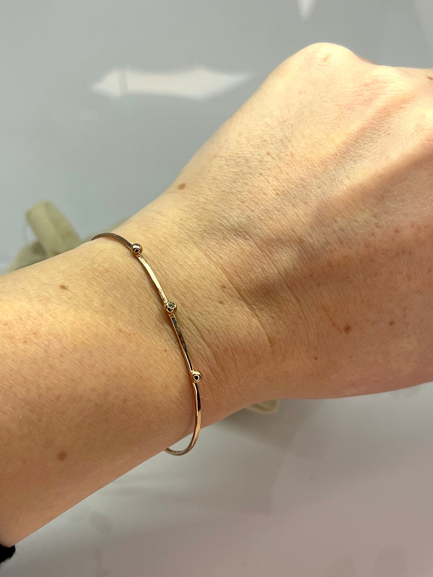 BRACCIALE IN ORO RIGIDO CON LACCETTO DI STOFFA E ZIRCONCINO AZZURRO