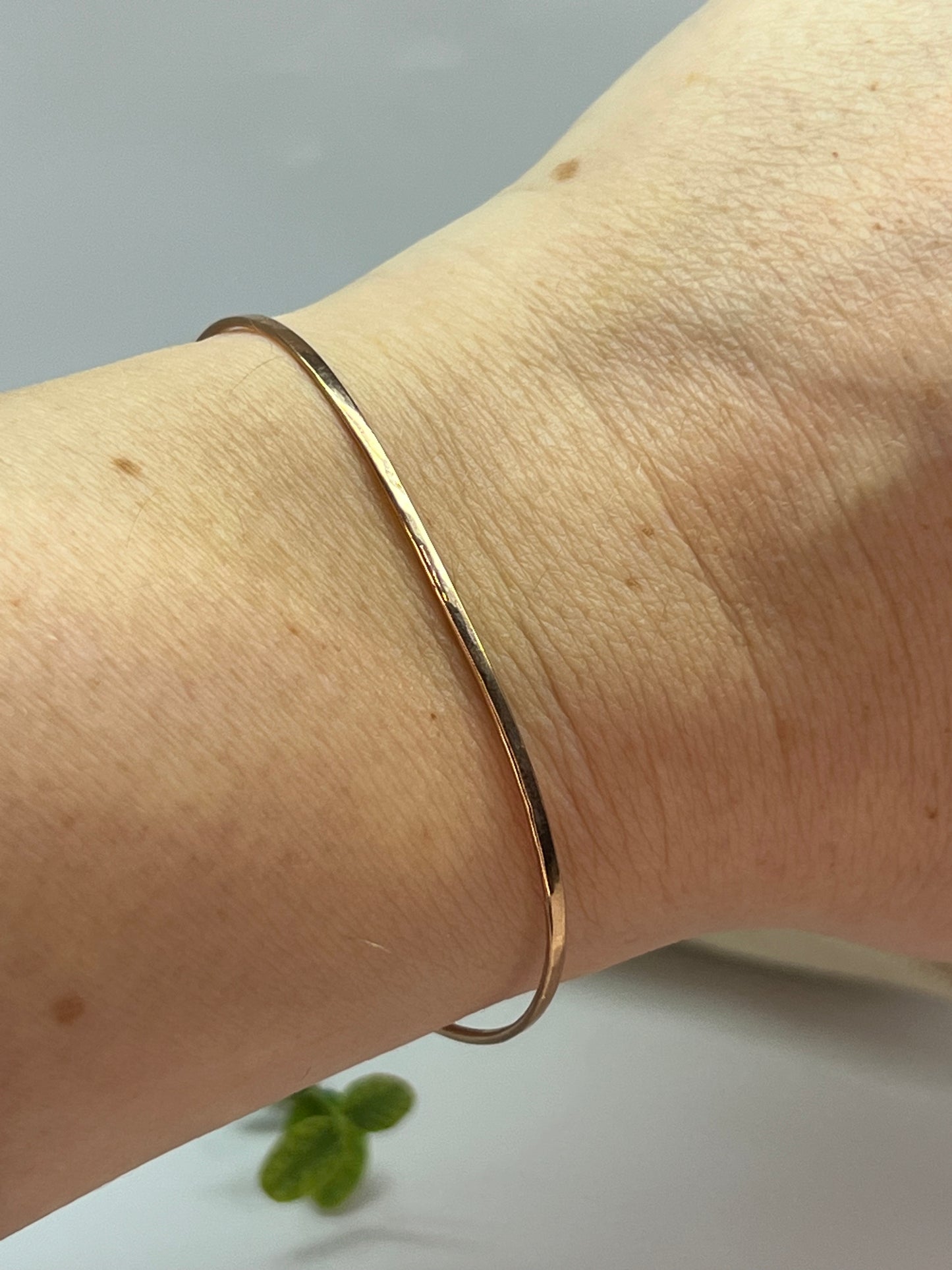 BRACCIALE IN ORO RIGIDO CON LACCETTO DI STOFFA