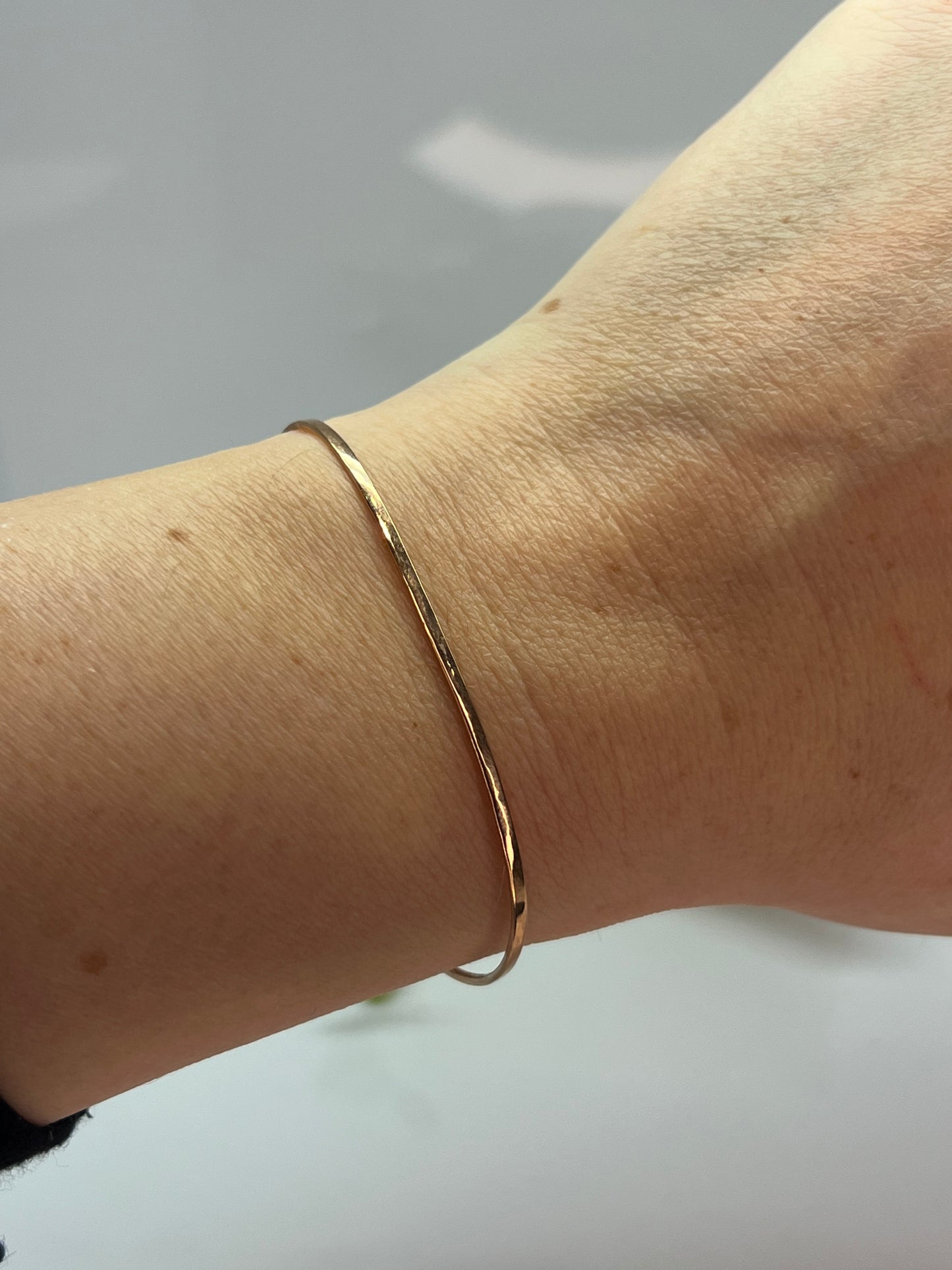 BRACCIALE IN ORO RIGIDO CON LACCETTO DI STOFFA