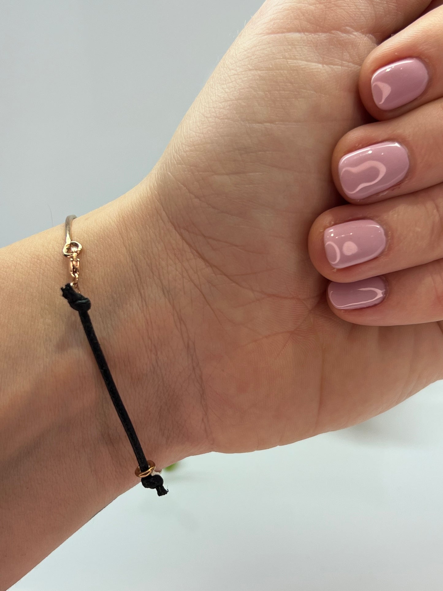 BRACCIALE IN ORO RIGIDO CON LACCETTO DI STOFFA