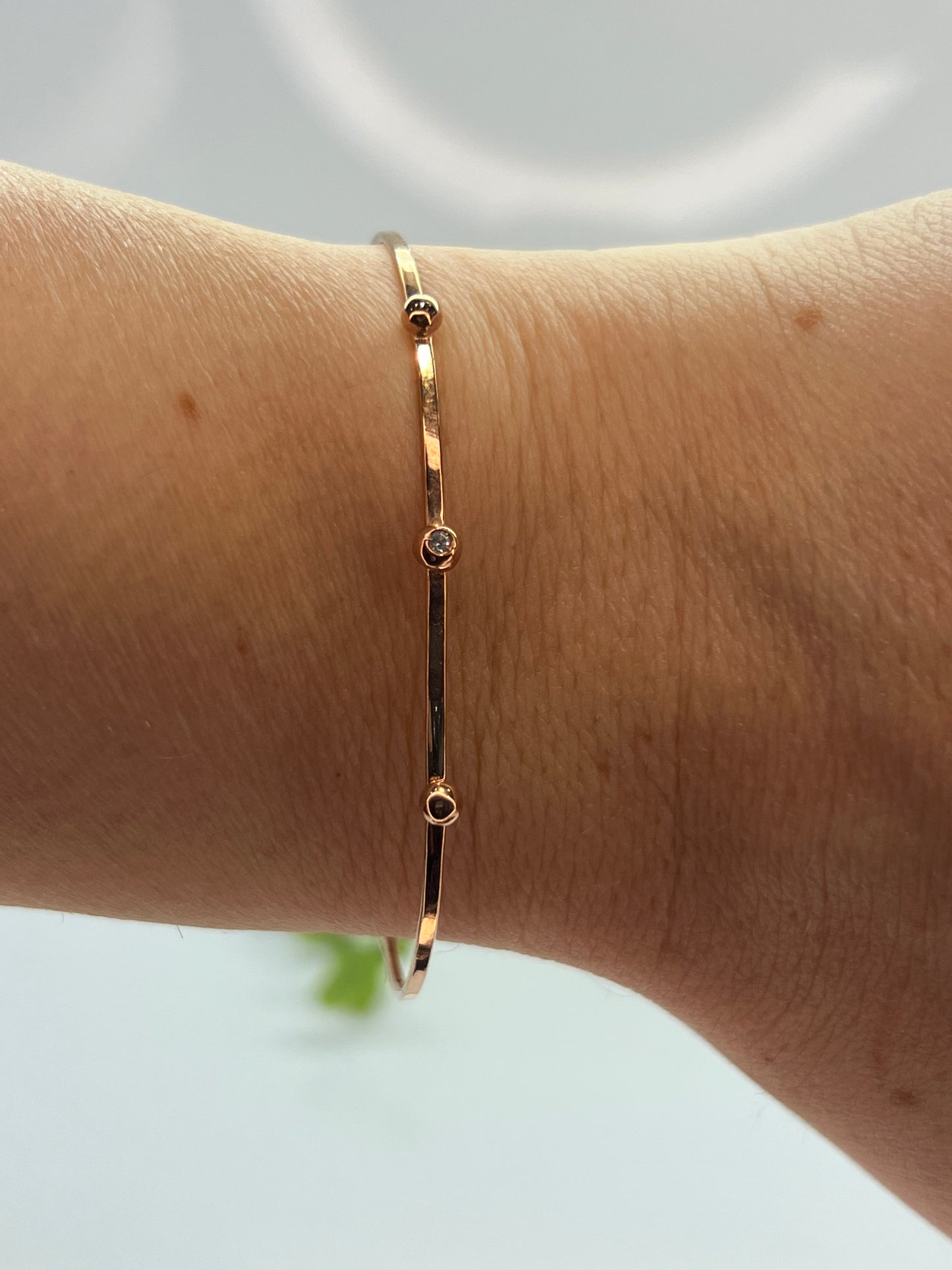 BRACCIALE IN ORO RIGIDO CON LACCETTO DI STOFFA E ZIRCONCINO AZZURRO