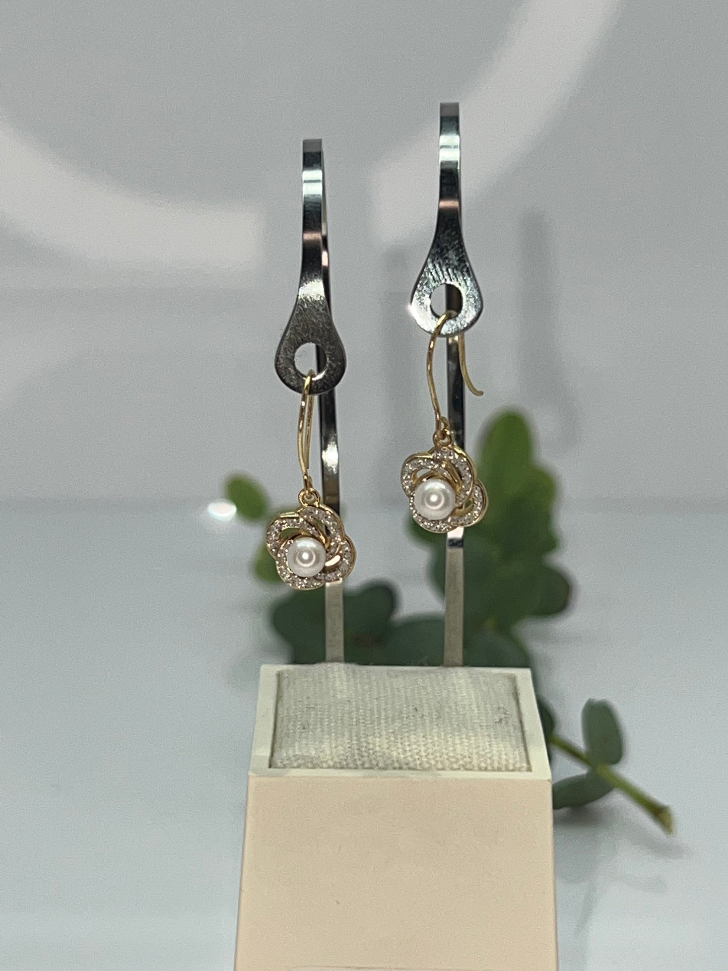 ORECCHINI IN ORO A FIORE CON PERLINE O ZIRCONI