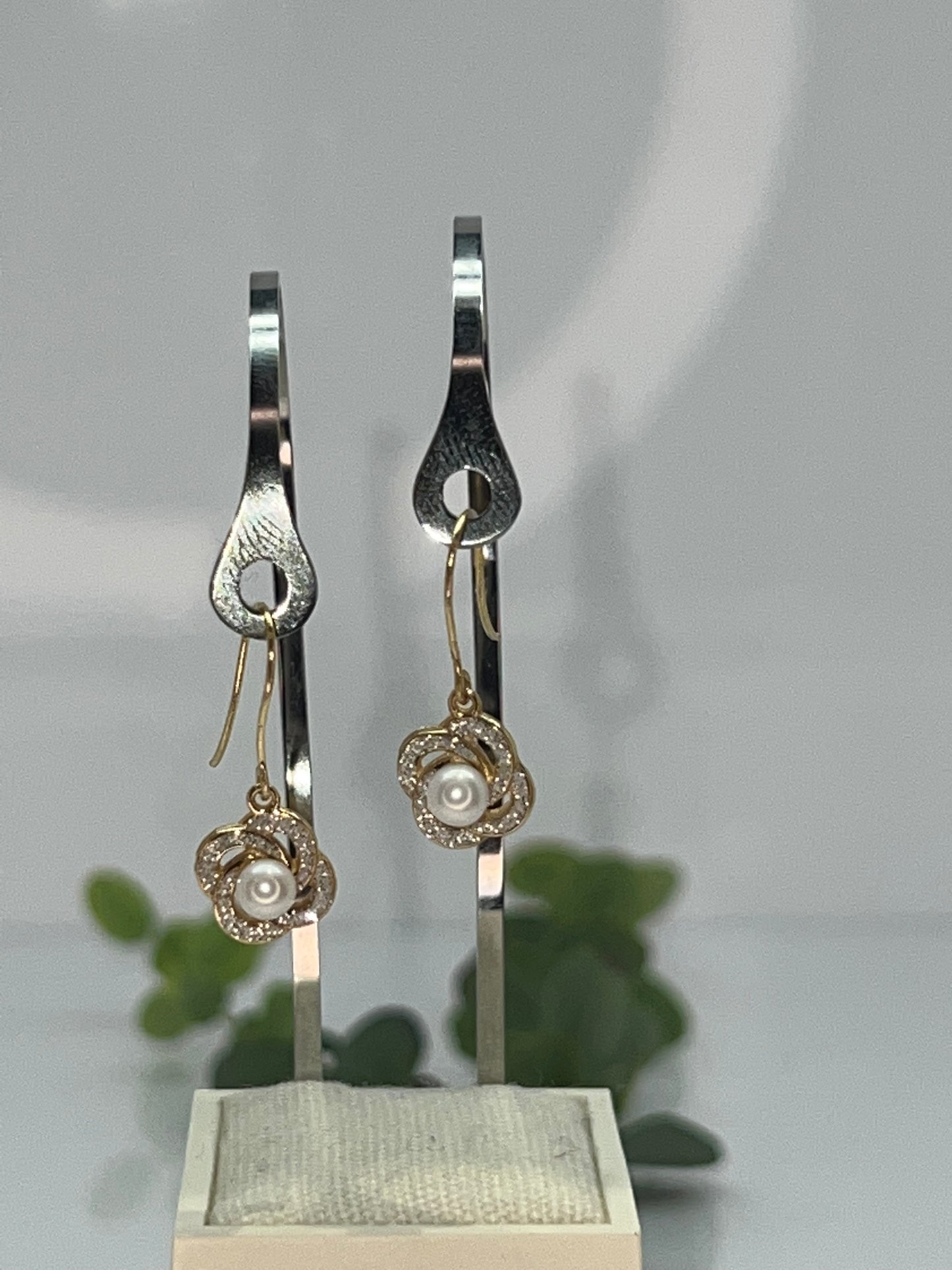 ORECCHINI IN ORO A FIORE CON PERLINE O ZIRCONI