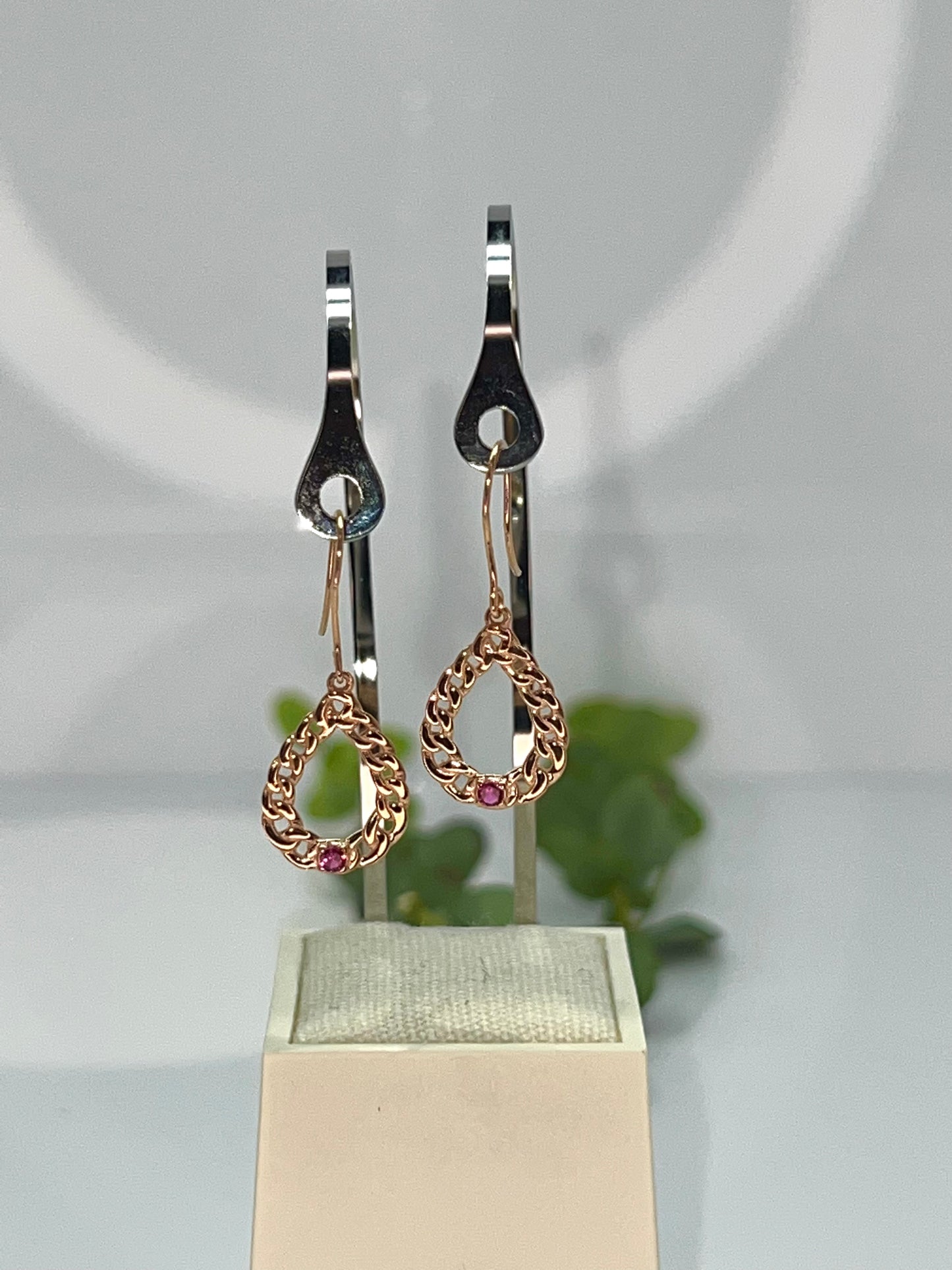 ORECCHINI IN ORO A GOCCIA INTRECCIATA E PIETRE LILLA O FUCSIA