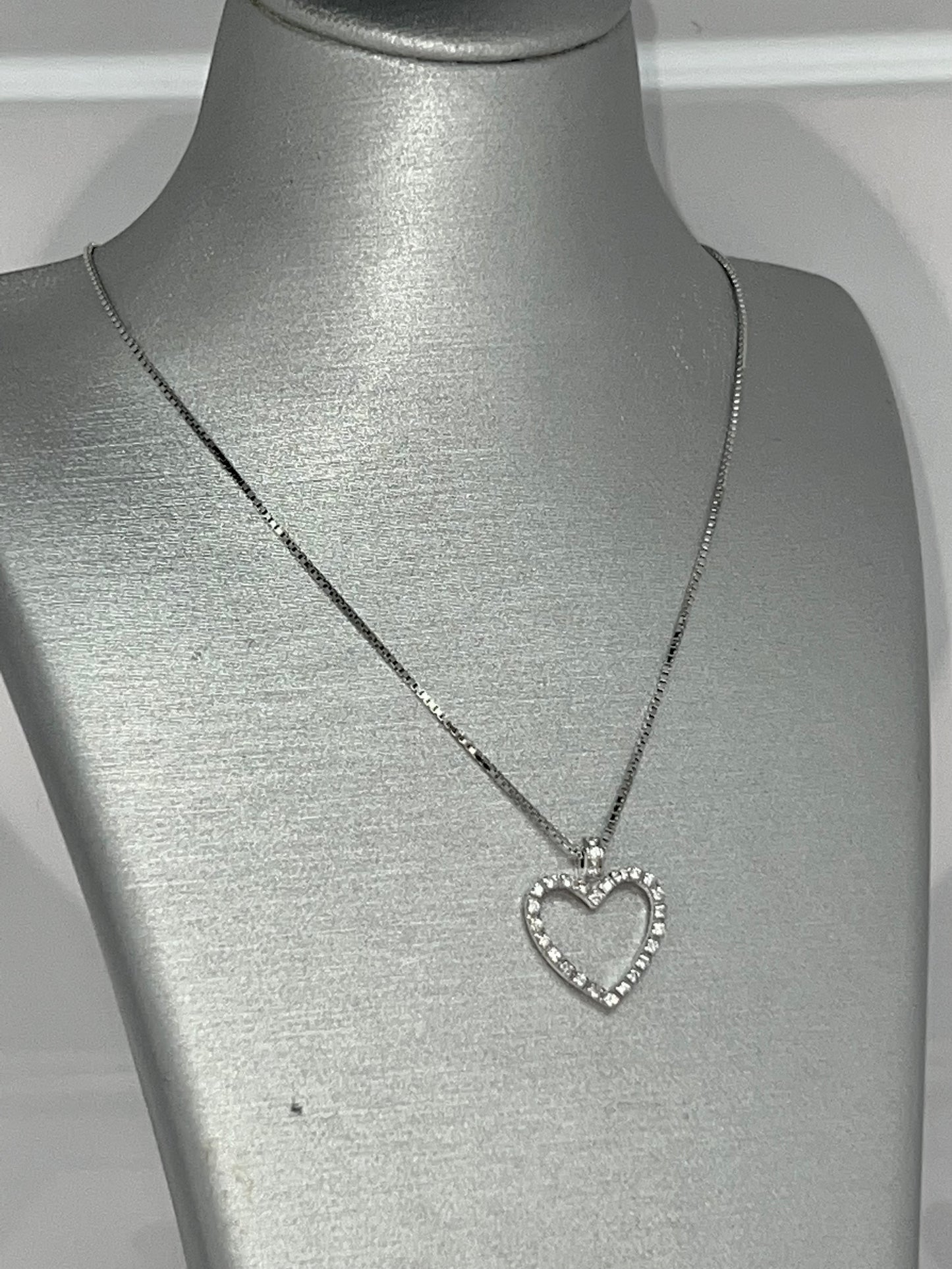 COLLANA IN ORO CON CIONDOLO A CUORE DI DIAMANTI