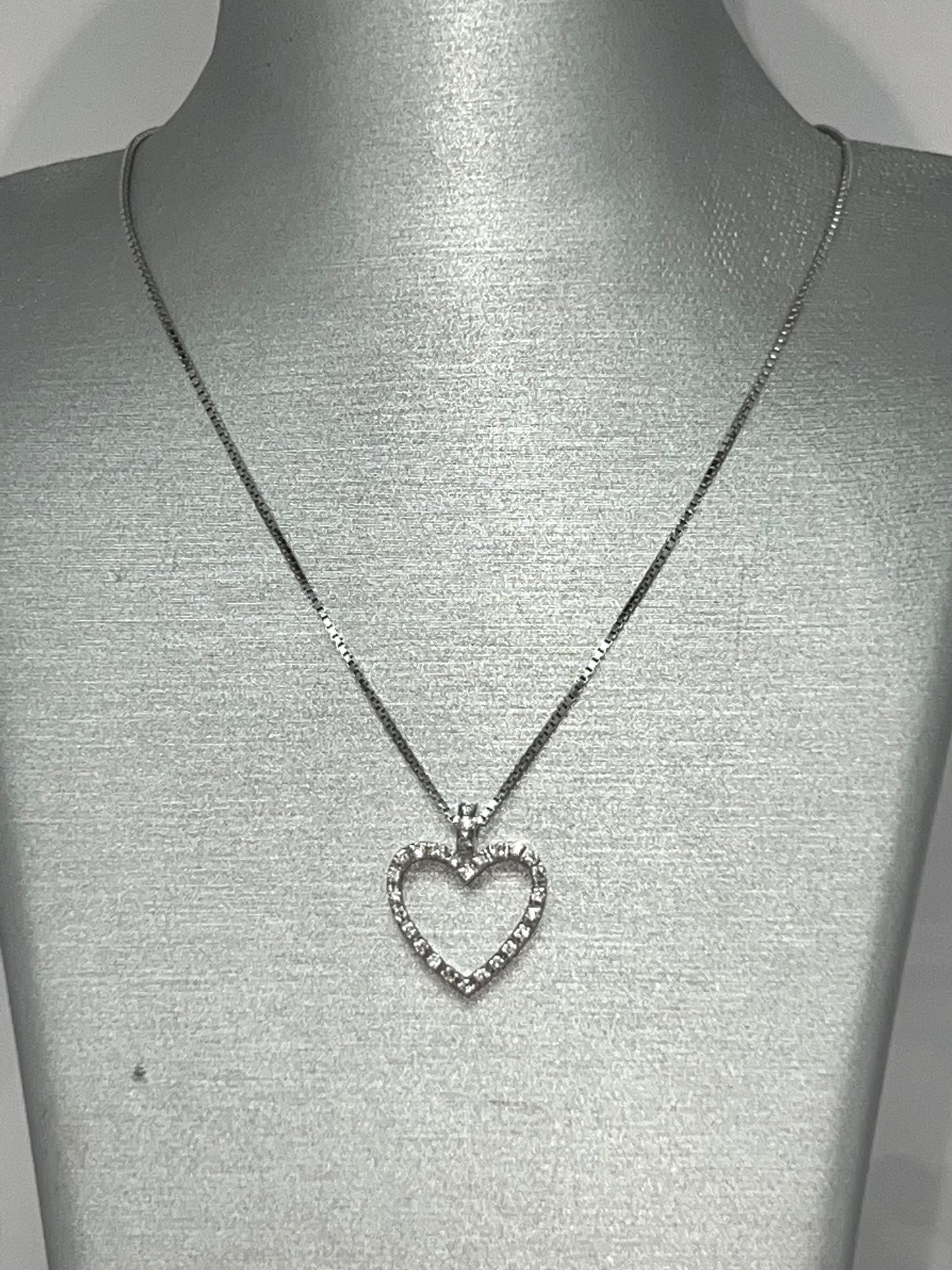 COLLANA IN ORO CON CIONDOLO A CUORE DI DIAMANTI
