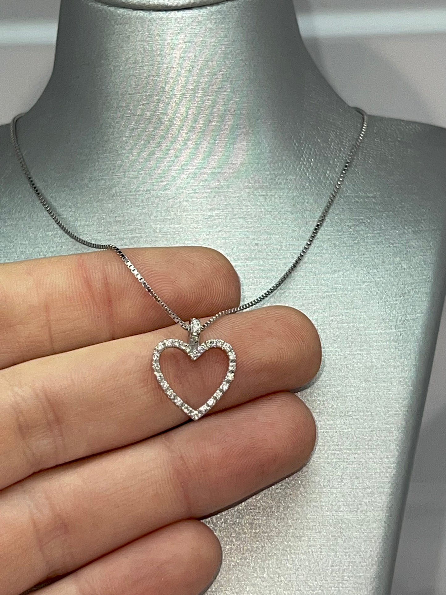 COLLANA IN ORO CON CIONDOLO A CUORE DI DIAMANTI