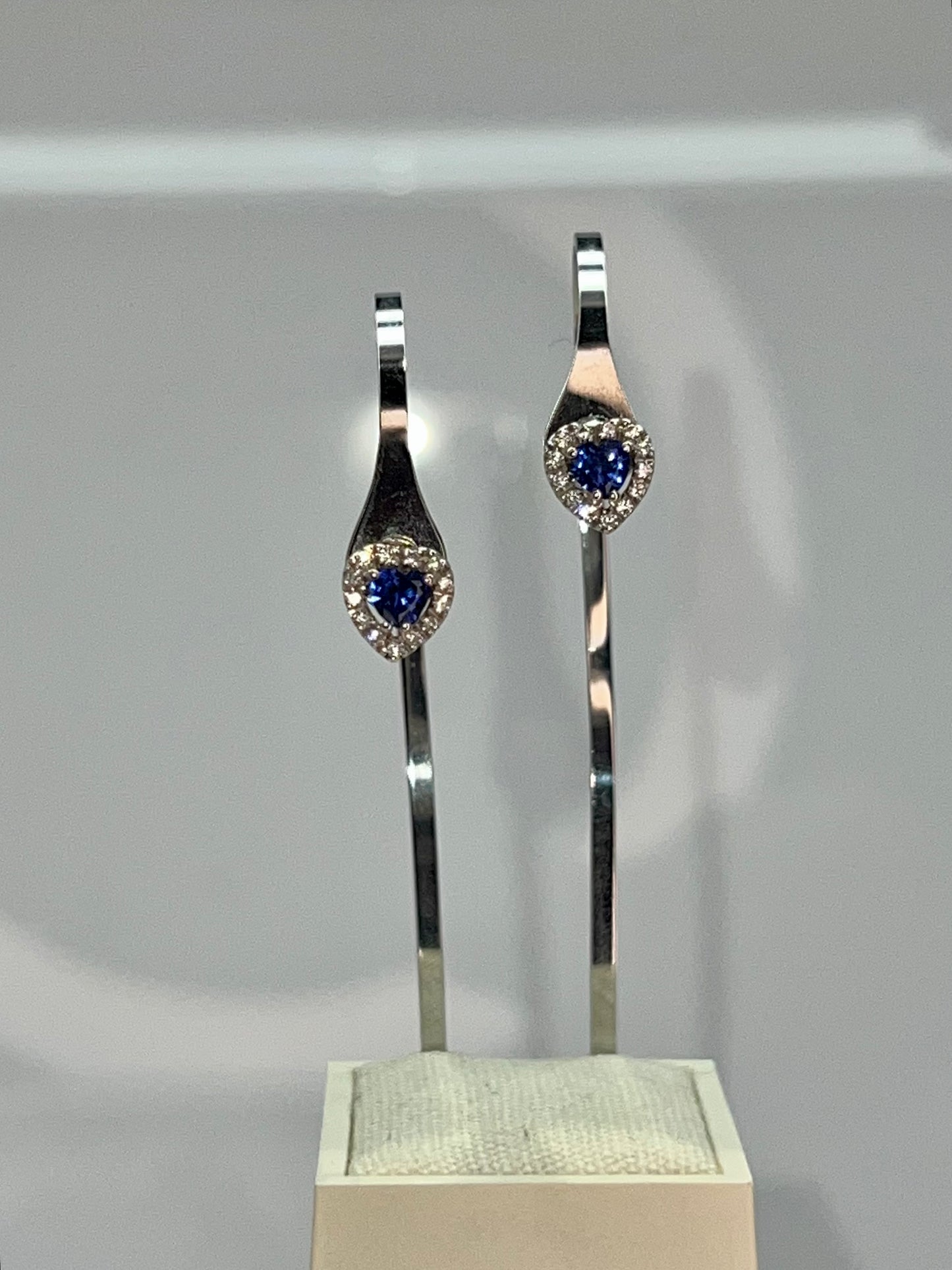 ORECCHINI IN ORO A CUORE CON ZAFFIRI E DIAMANTI
