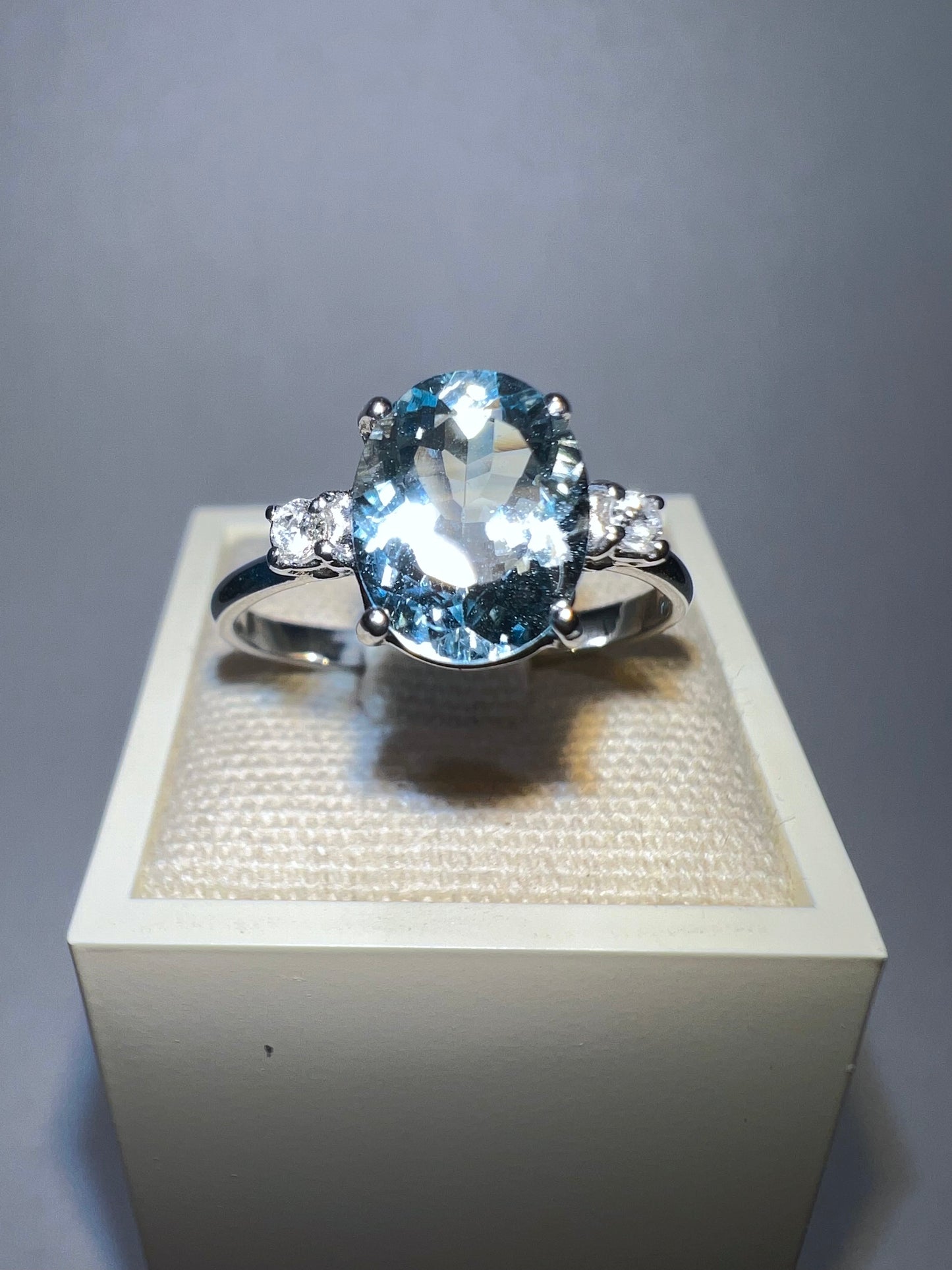 ANELLO CON ACQUA MARINA E DIAMANTI