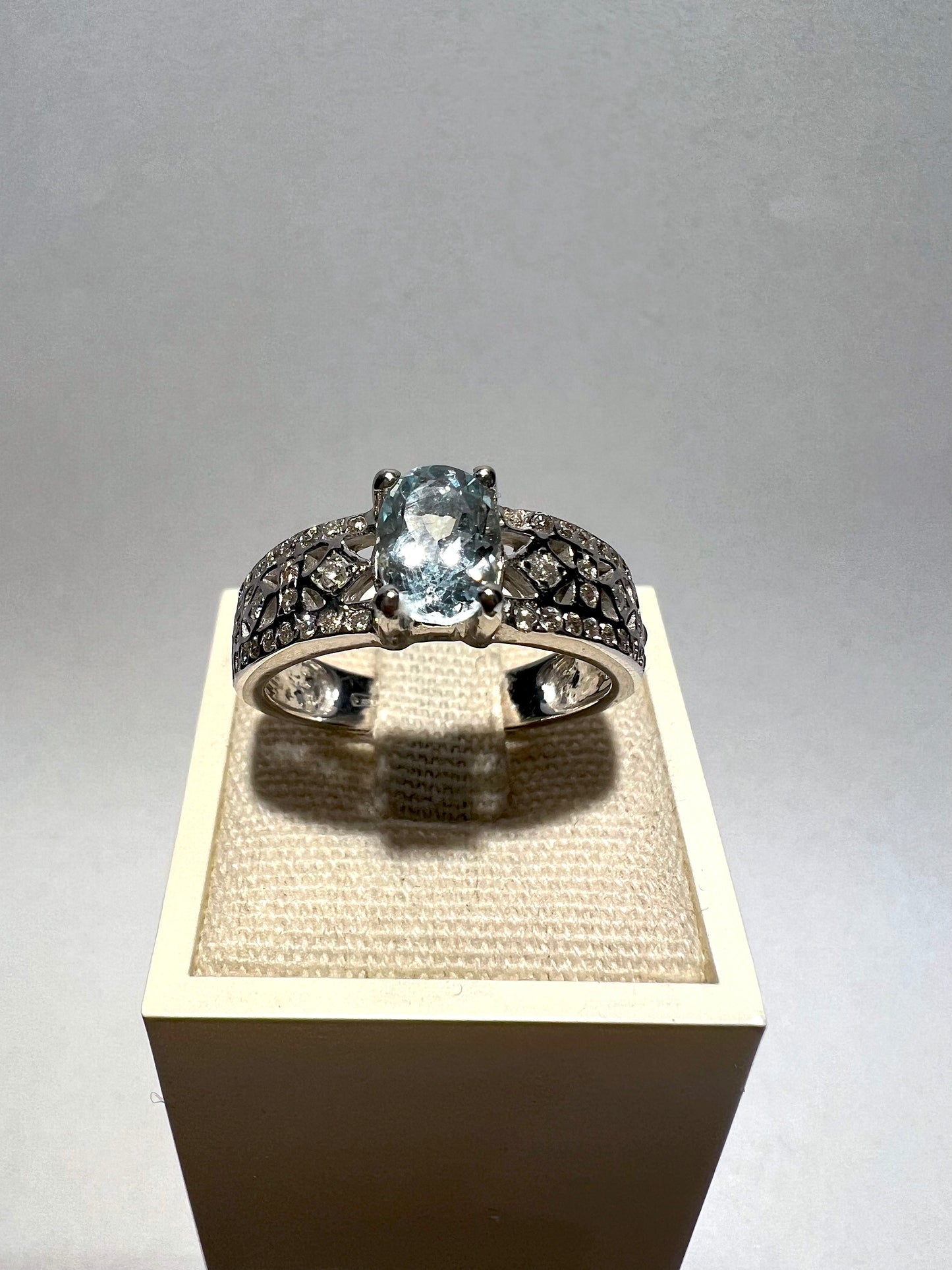 ANELLO CON ACQUA MARINA E DIAMANTI