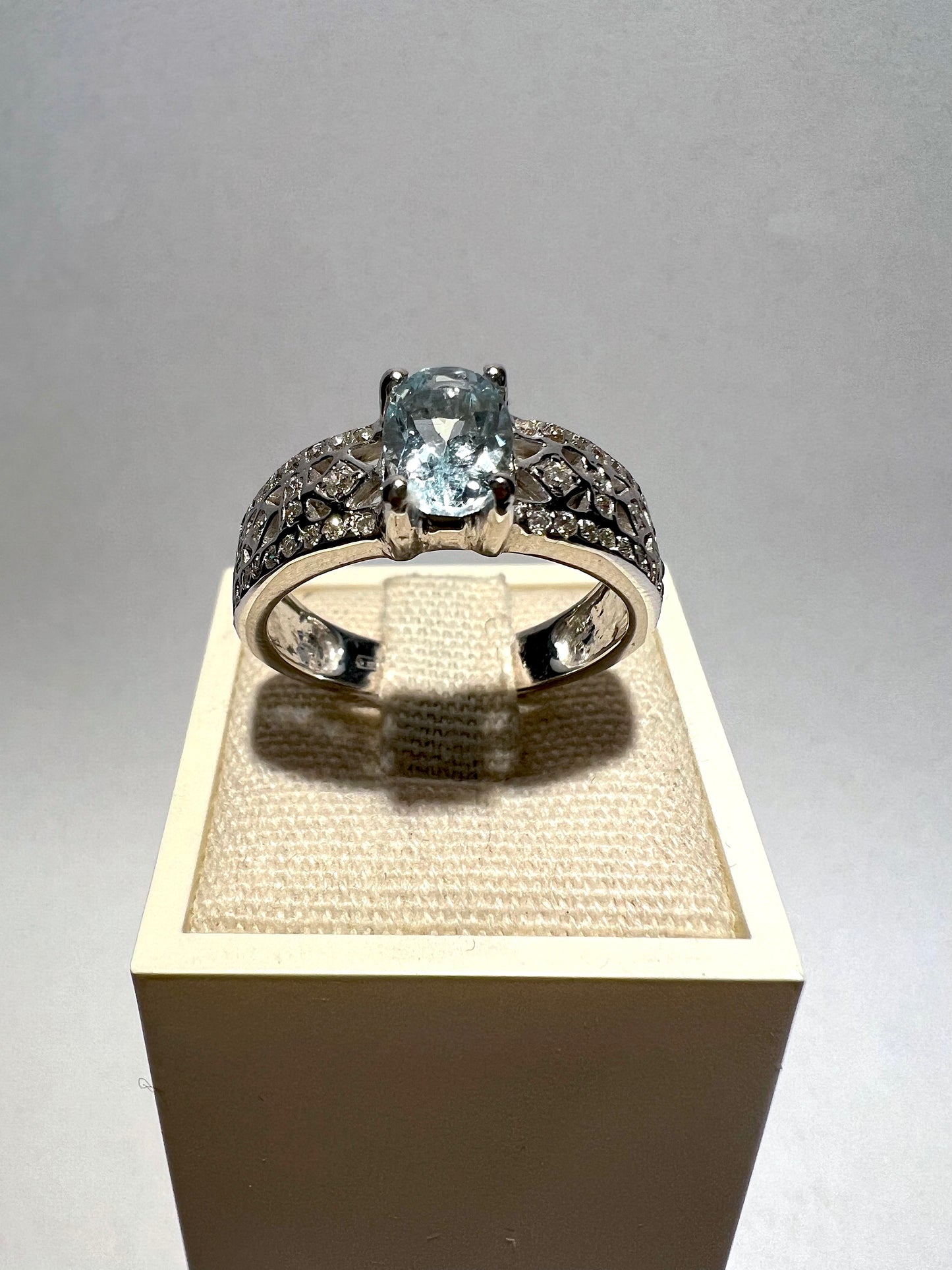ANELLO CON ACQUA MARINA E DIAMANTI