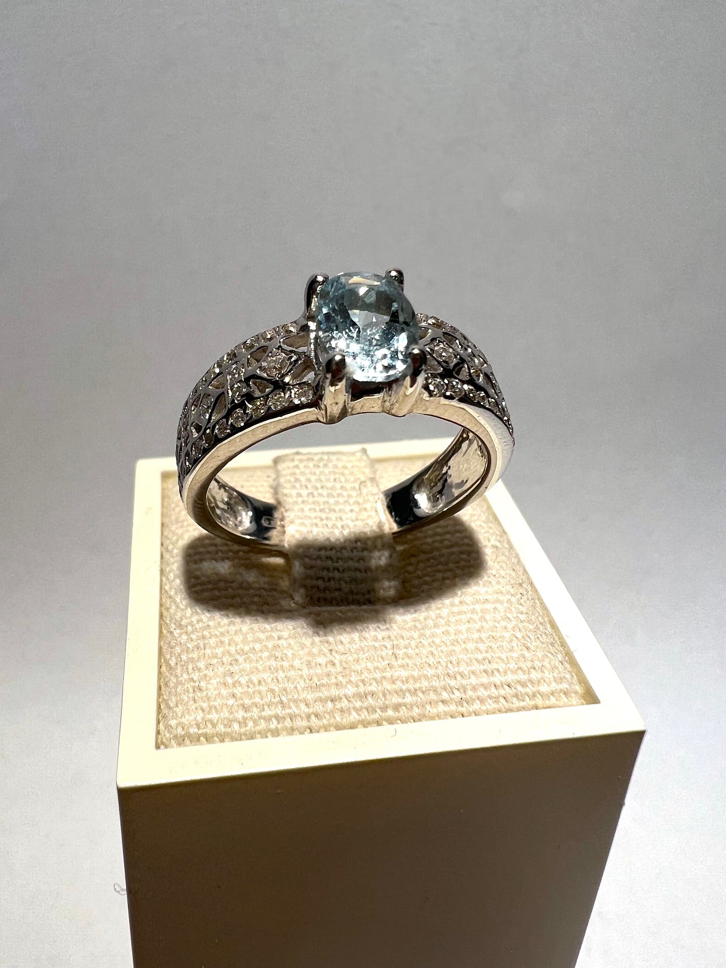 ANELLO CON ACQUA MARINA E DIAMANTI