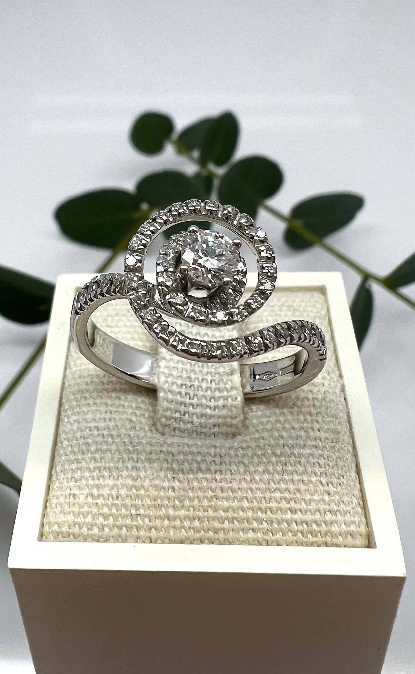 ANELLO SOLITARIO CON VORTICE DI DIAMANTI
