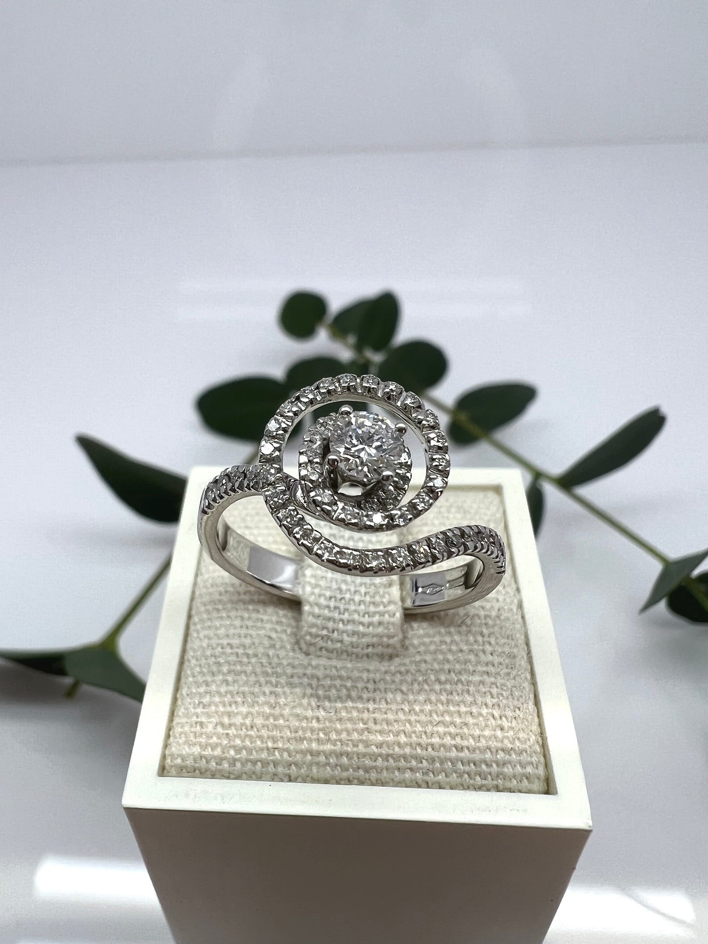 ANELLO SOLITARIO CON VORTICE DI DIAMANTI