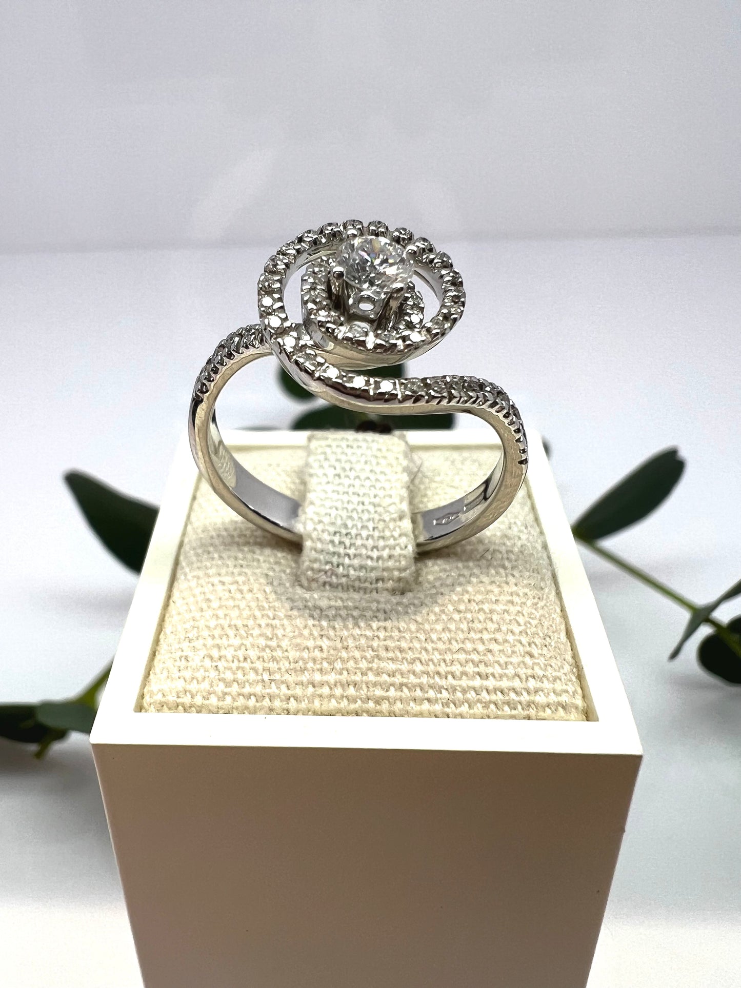 ANELLO SOLITARIO CON VORTICE DI DIAMANTI