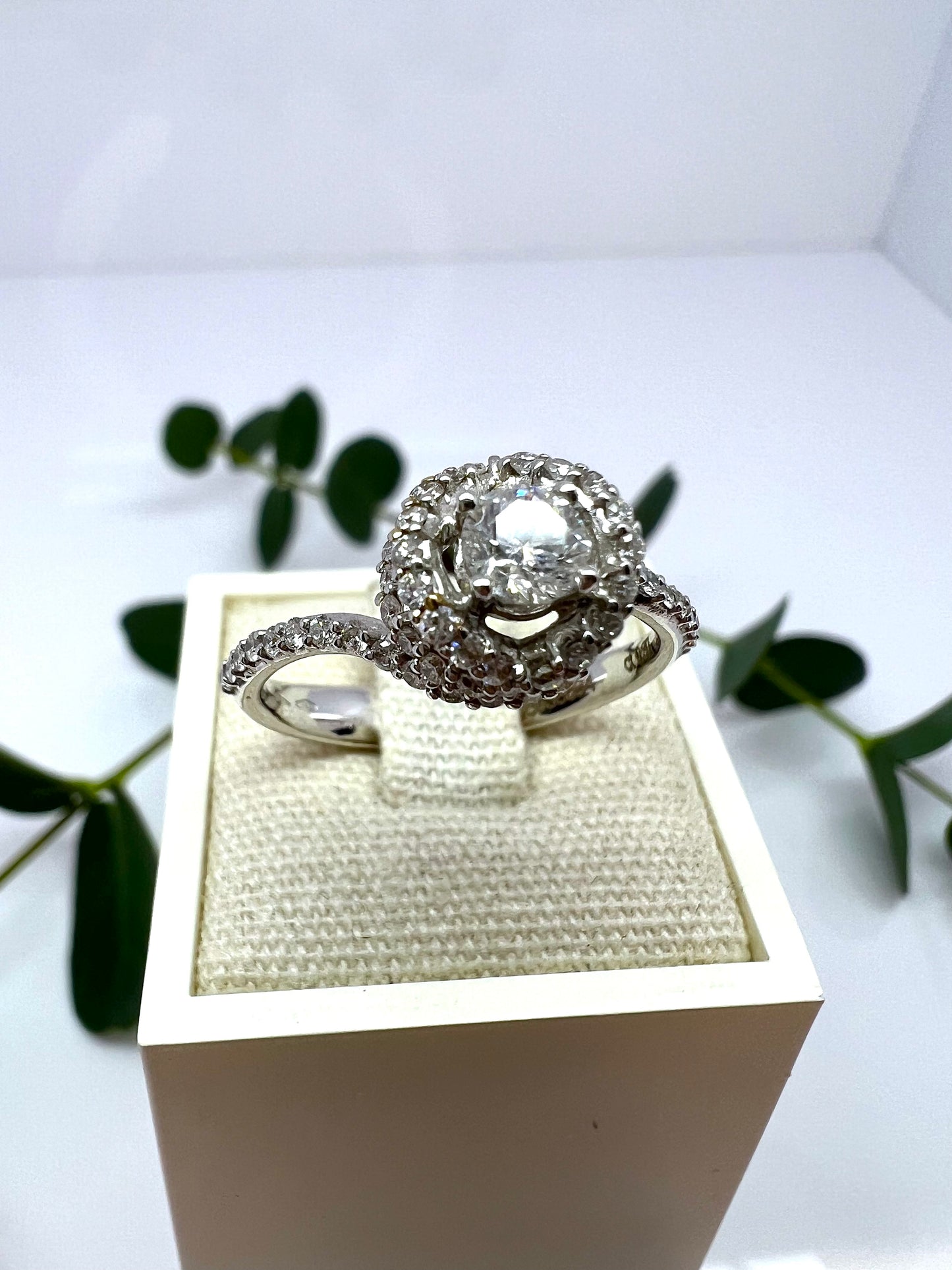ANELLO SOLITARIO CON ROSA DI DIAMANTI