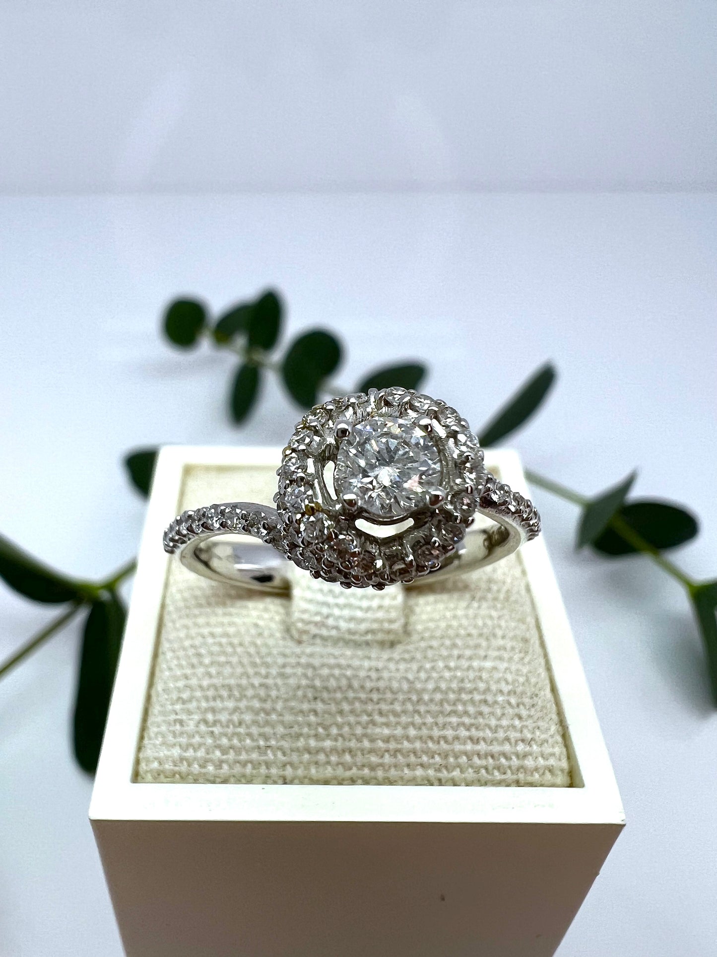 ANELLO SOLITARIO CON ROSA DI DIAMANTI