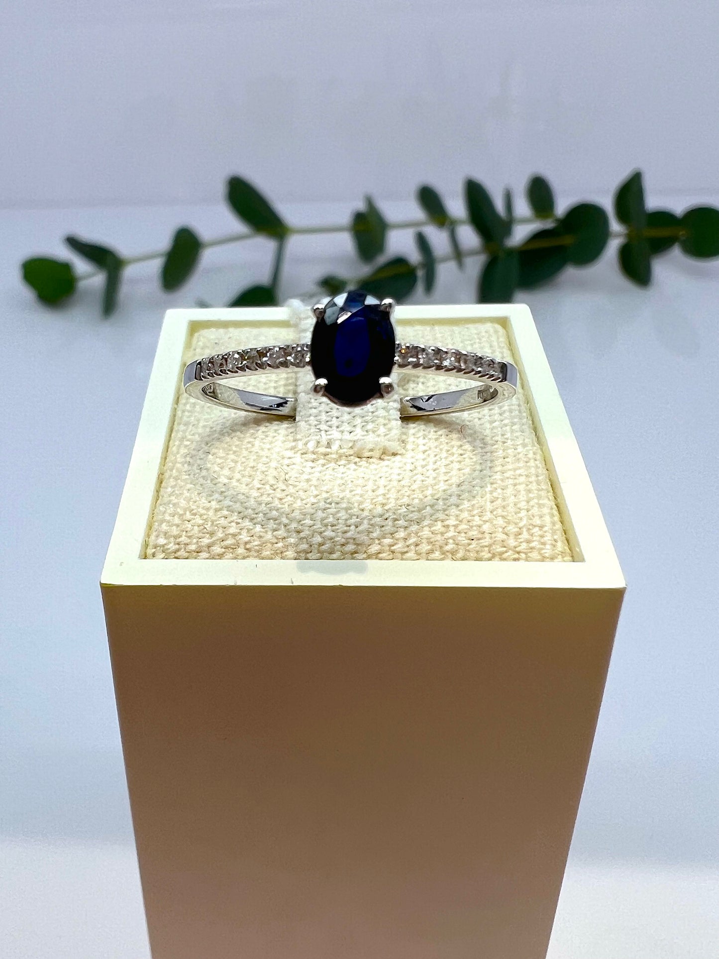 ANELLO SOLITARIO CON ZAFFIRO E DIAMANTI
