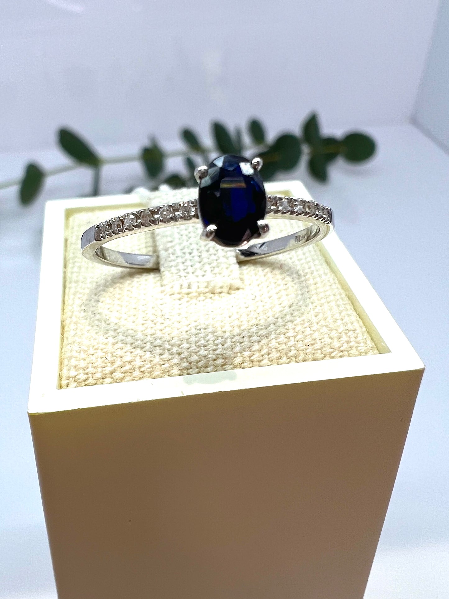 ANELLO SOLITARIO CON ZAFFIRO E DIAMANTI