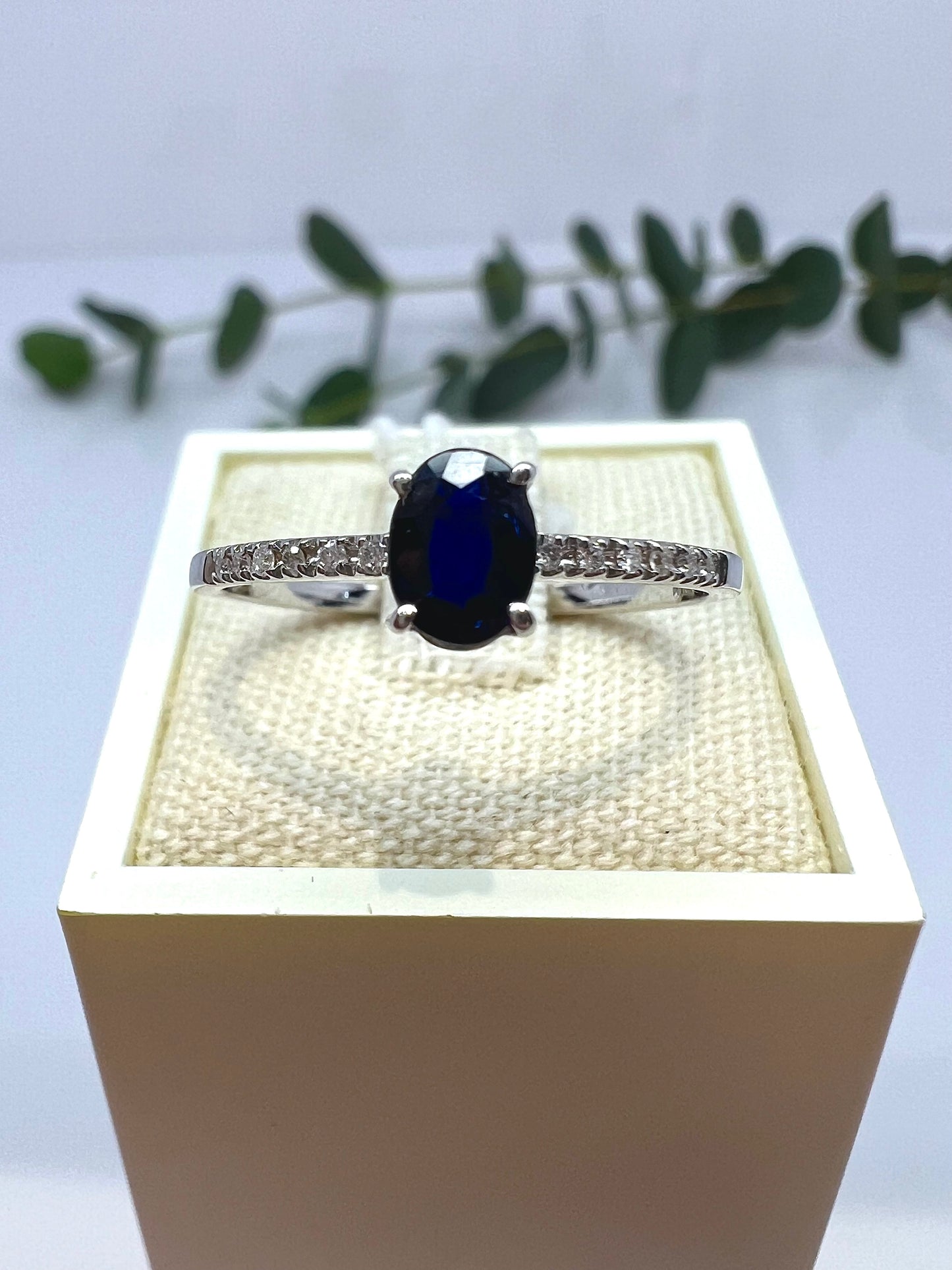 ANELLO SOLITARIO CON ZAFFIRO E DIAMANTI