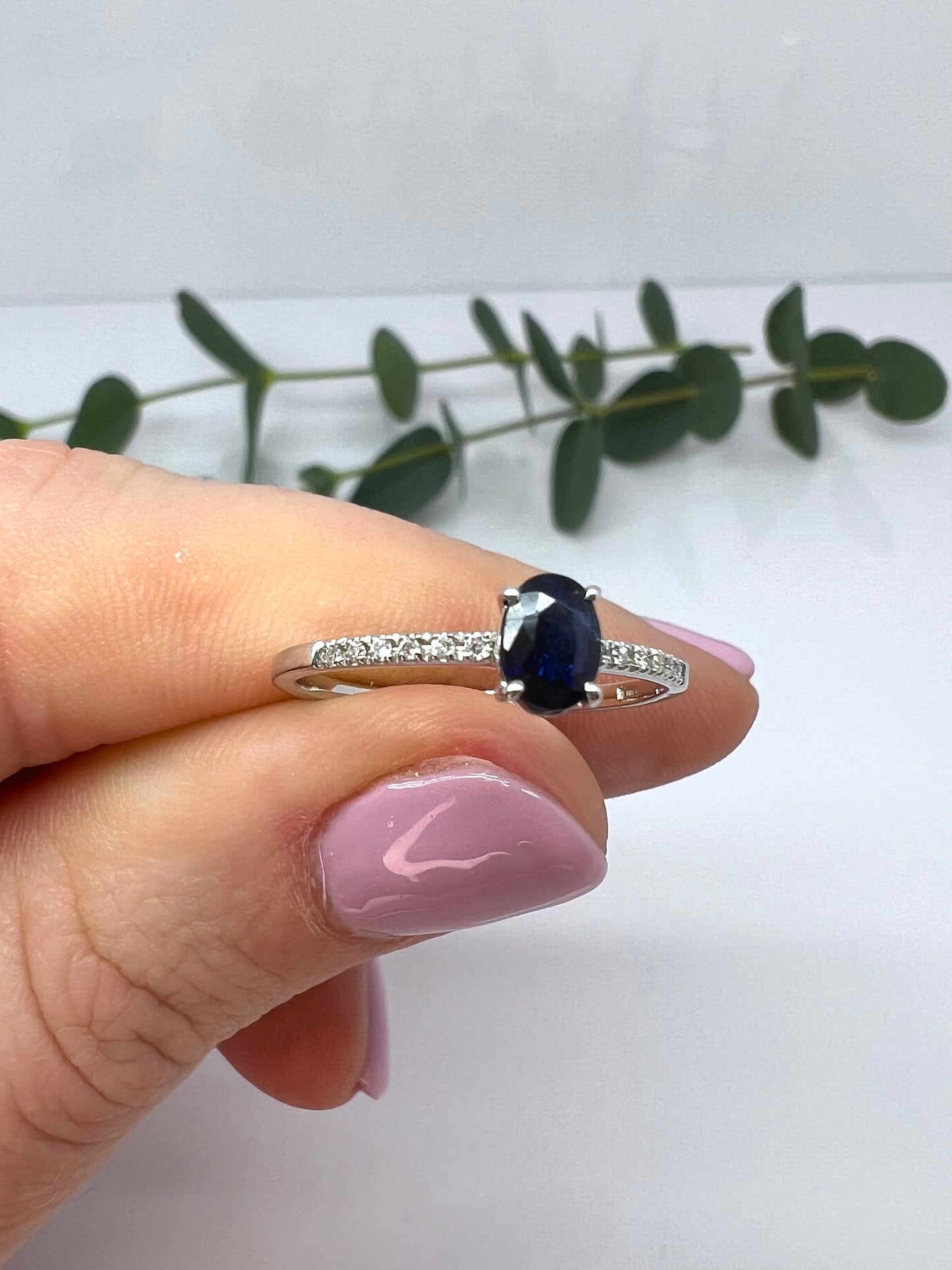 ANELLO SOLITARIO CON ZAFFIRO E DIAMANTI