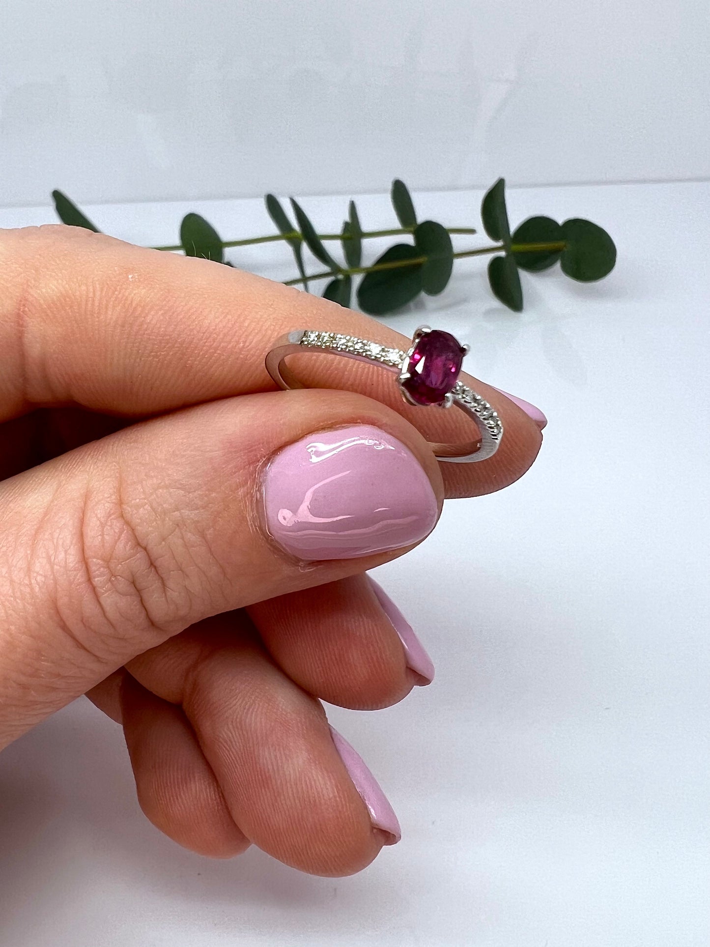 ANELLO SOLITARIO CON RUBINO E DIAMANTI