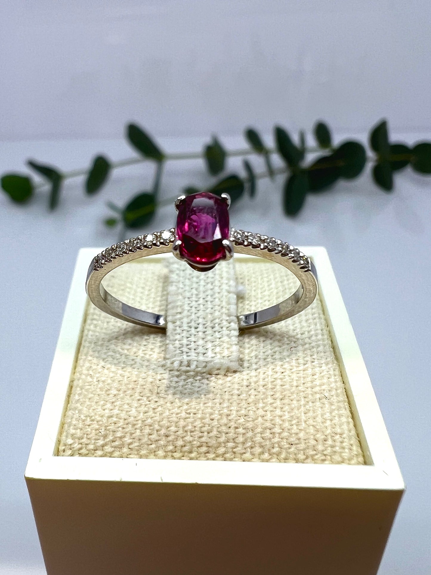 ANELLO SOLITARIO CON RUBINO E DIAMANTI