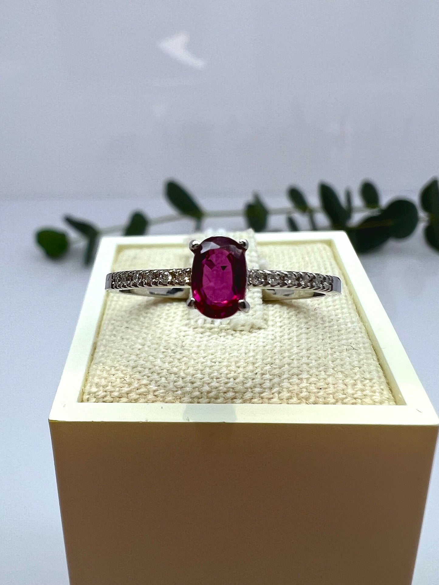 ANELLO SOLITARIO CON RUBINO E DIAMANTI