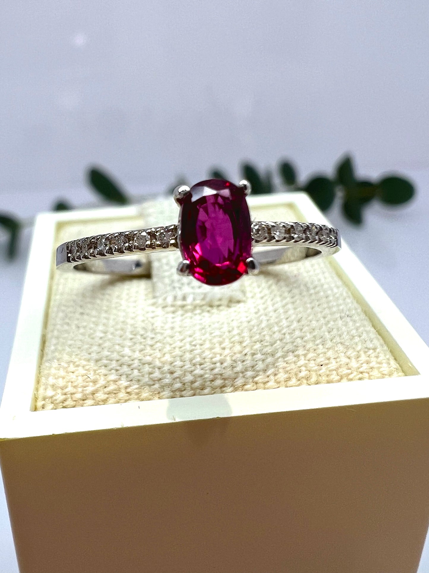 ANELLO SOLITARIO CON RUBINO E DIAMANTI