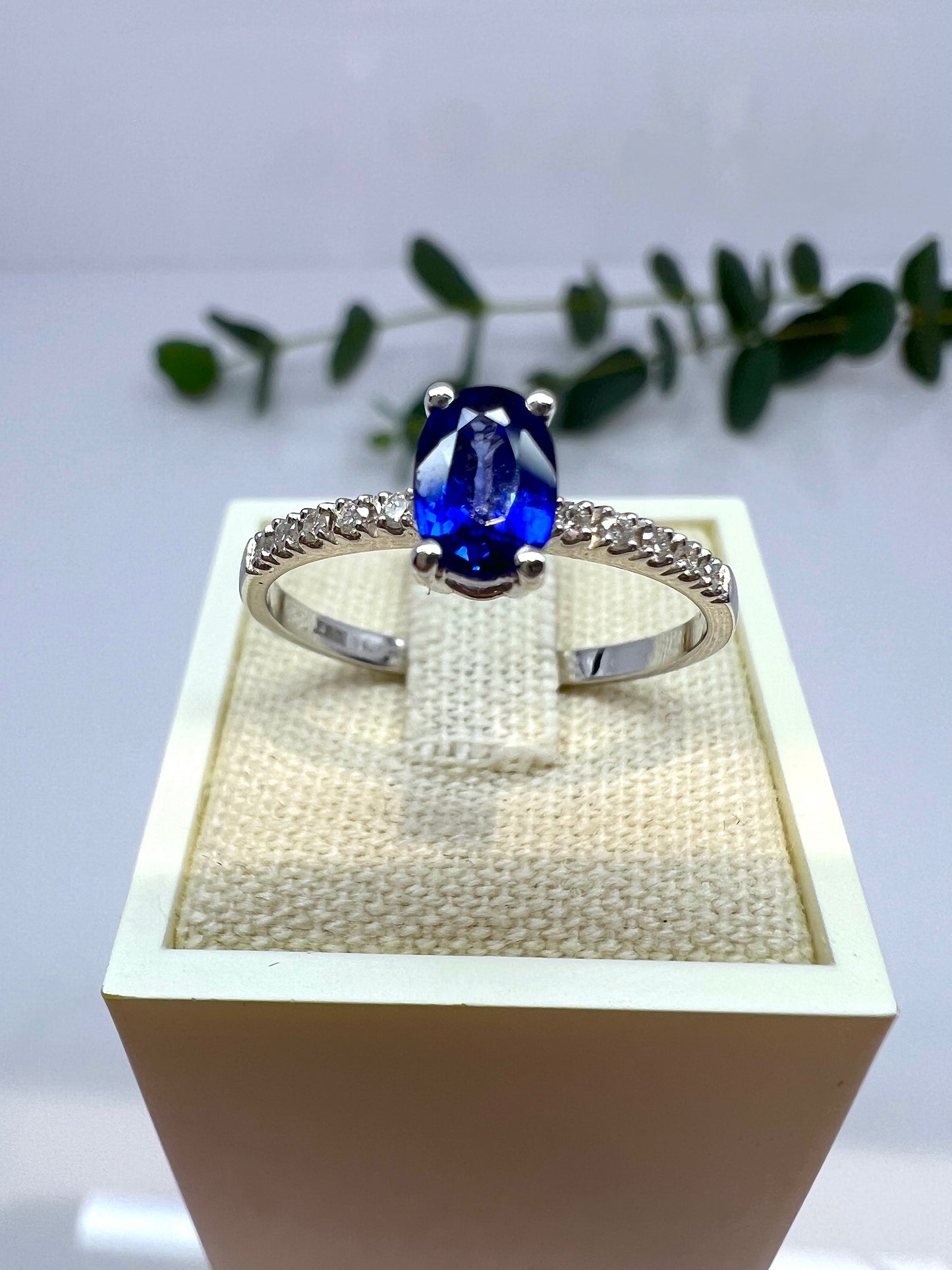 ANELLO SOLITARIO CON ZAFFIRO E DIAMANTI
