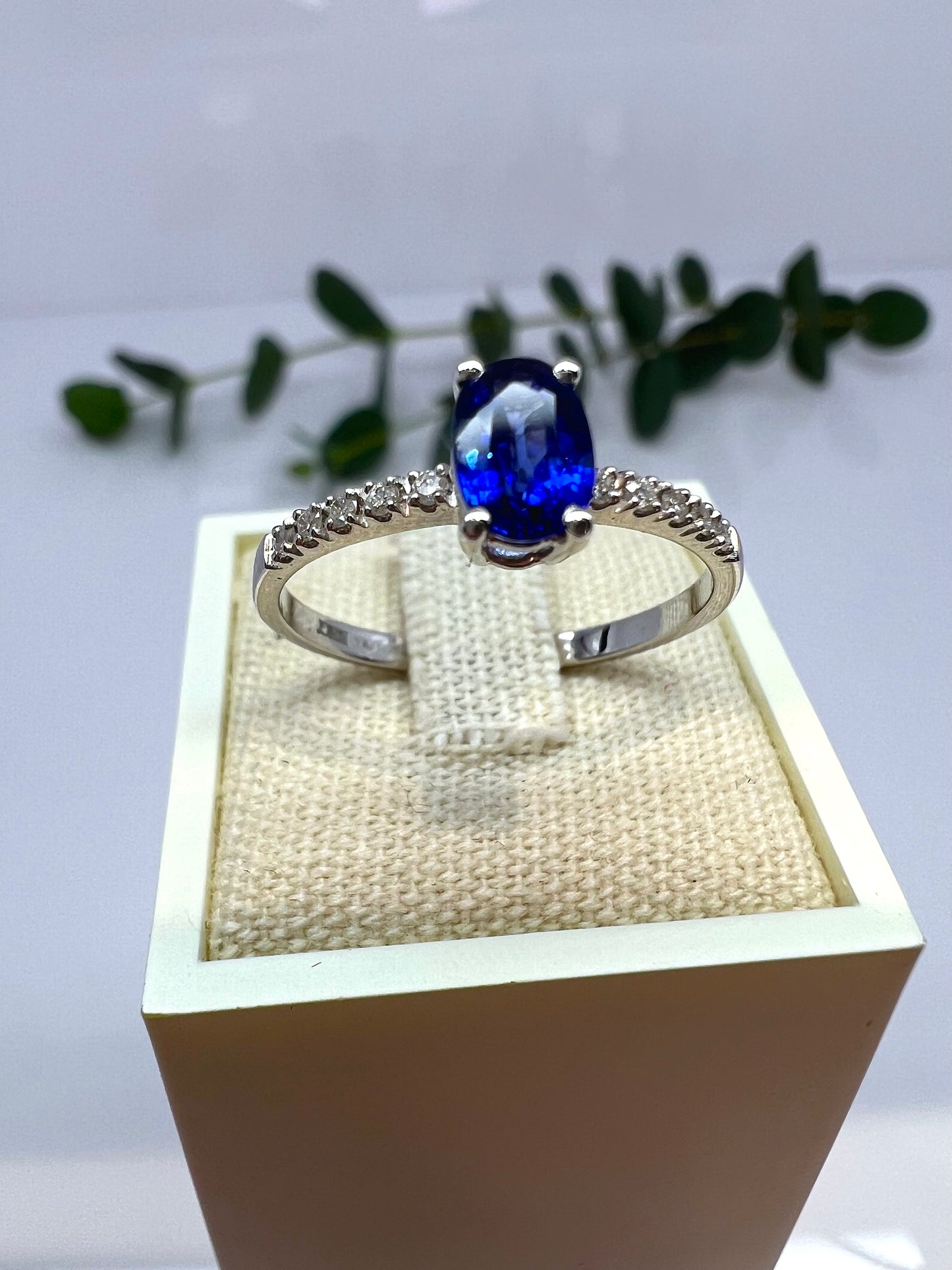 ANELLO SOLITARIO CON ZAFFIRO E DIAMANTI