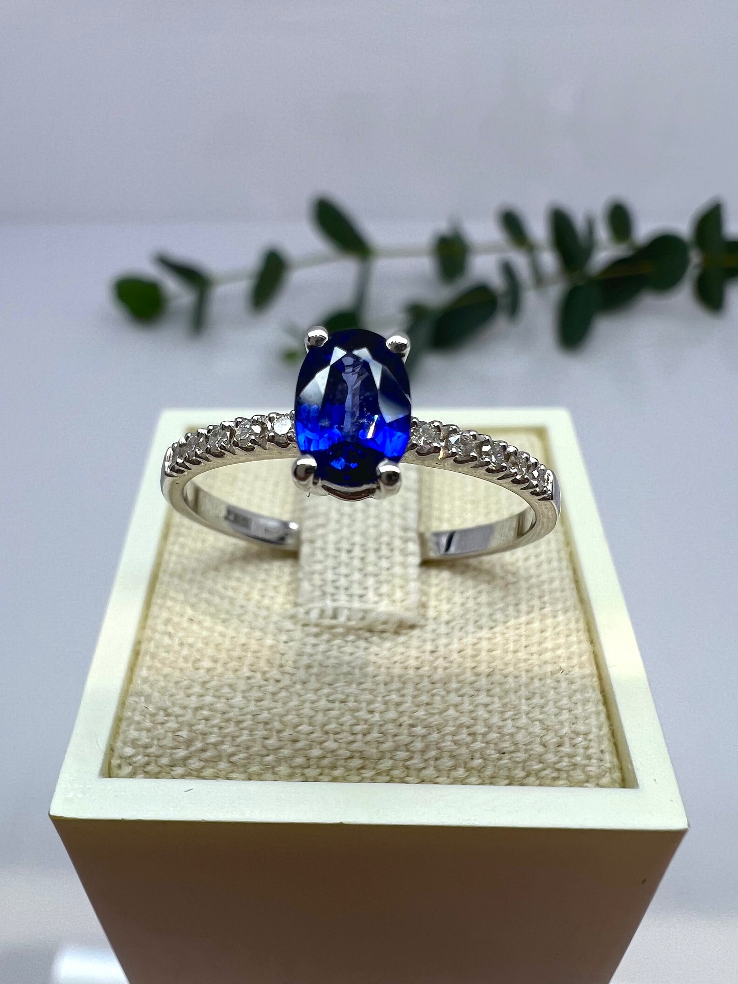 ANELLO SOLITARIO CON ZAFFIRO E DIAMANTI